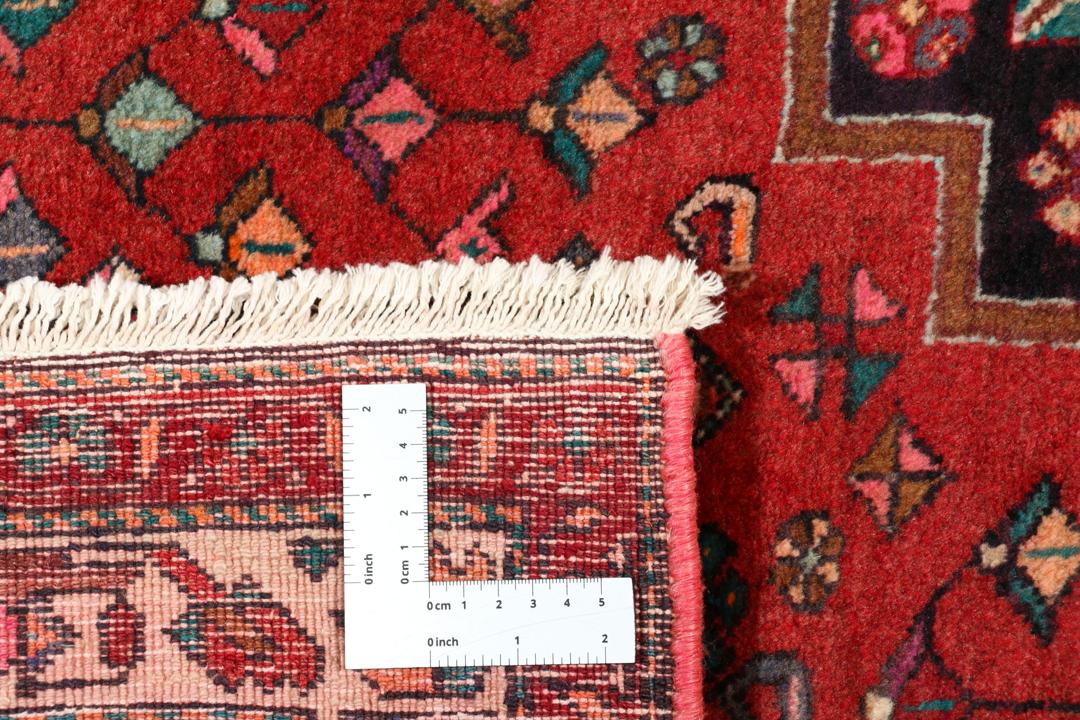 Handgeknoopt Koliai tapijt uit het Midden-Oosten in dieprode en zwarte kleuren