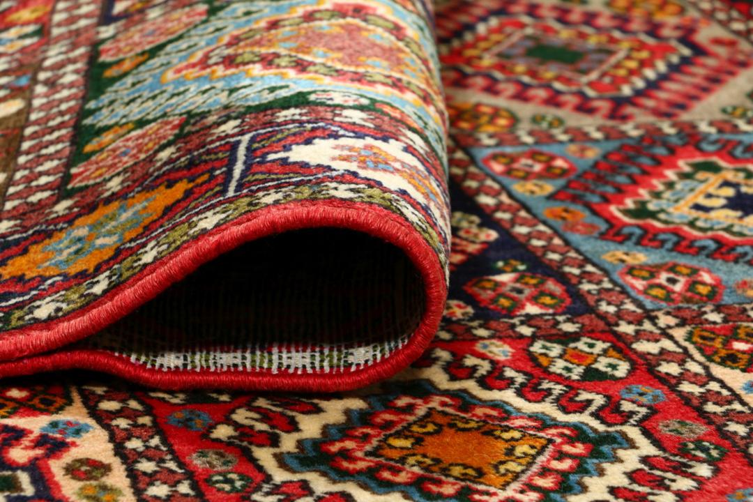 Een rechthoekig, met de hand geknoopt Bakhtiari-tapijt uit het Midden-Oosten in veelkleurige tinten.