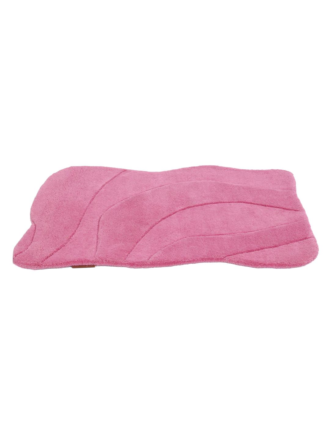 Een levendige roze deurmat met organische, uitgesneden lijndetails.