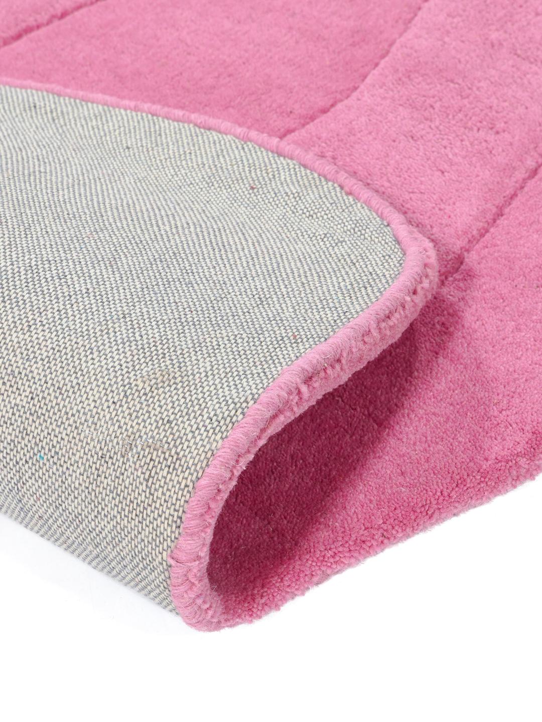 Een levendige roze deurmat met organische, uitgesneden lijndetails.