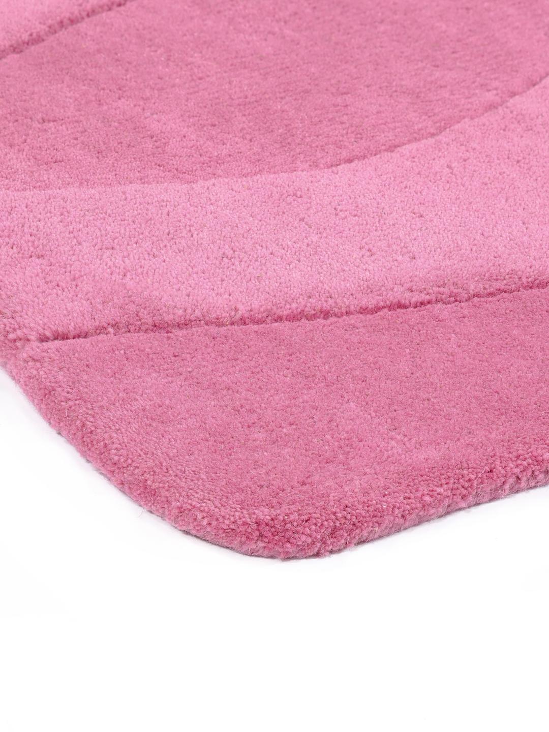 Een levendige roze deurmat met organische, uitgesneden lijndetails.