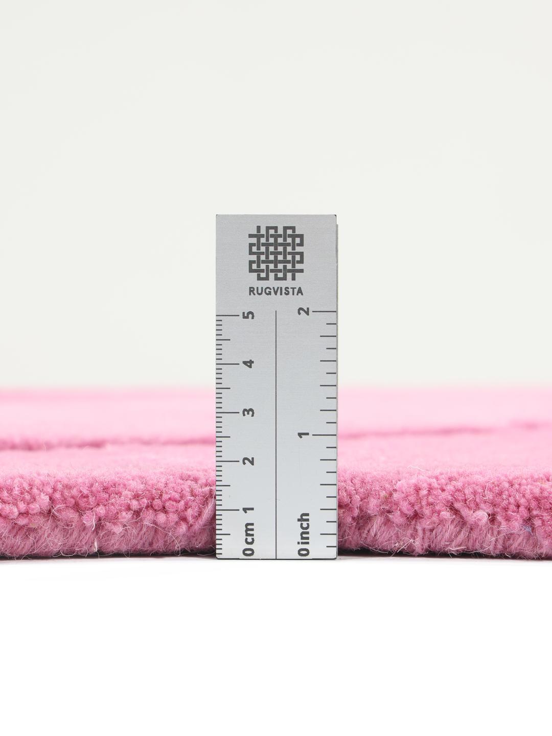 Een levendige roze deurmat met organische, uitgesneden lijndetails.