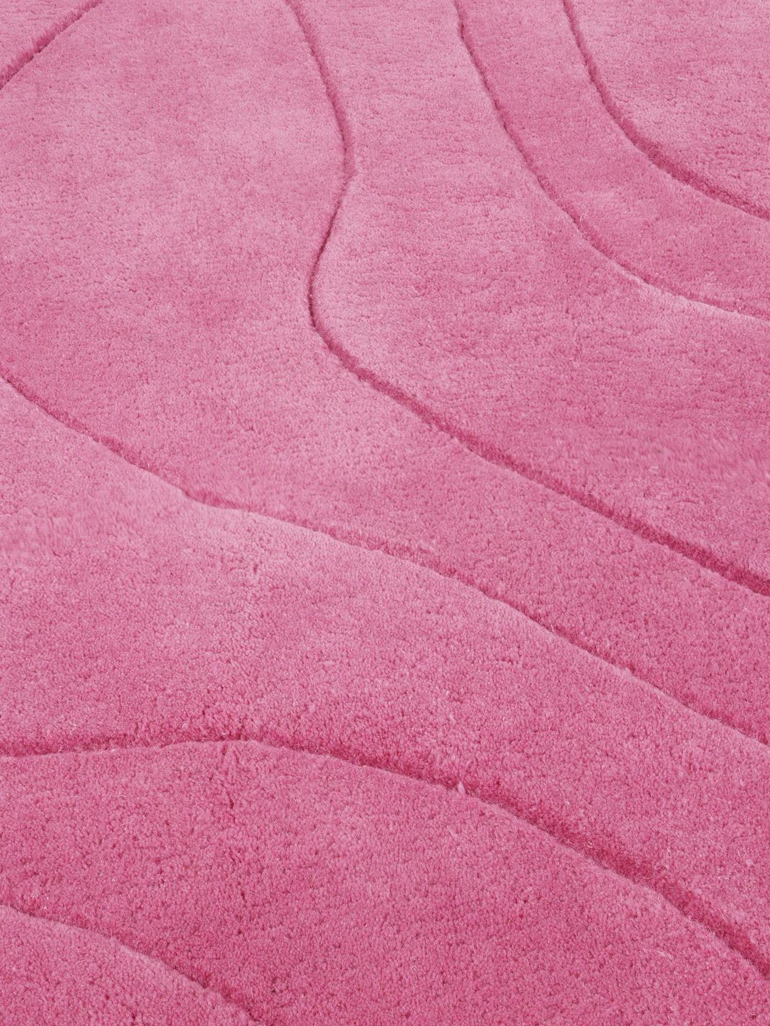 Tapis rose de forme irrégulière avec des motifs de vagues organiques