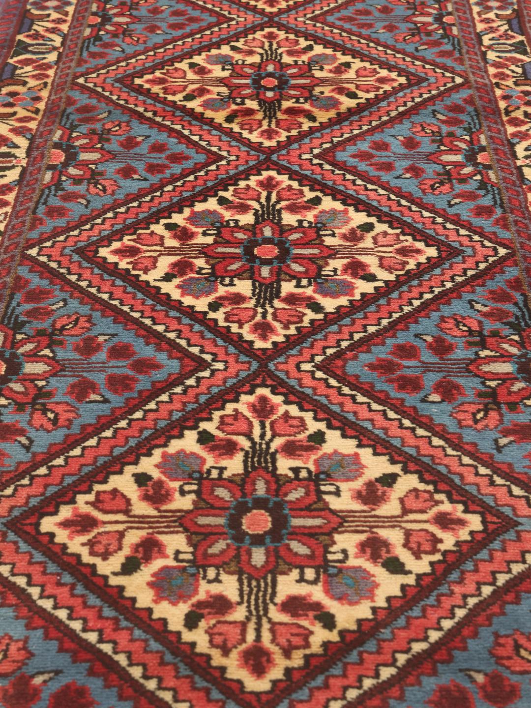 Handgeknoopte Rudbar-loper met een blauw en rood ruitpatroon