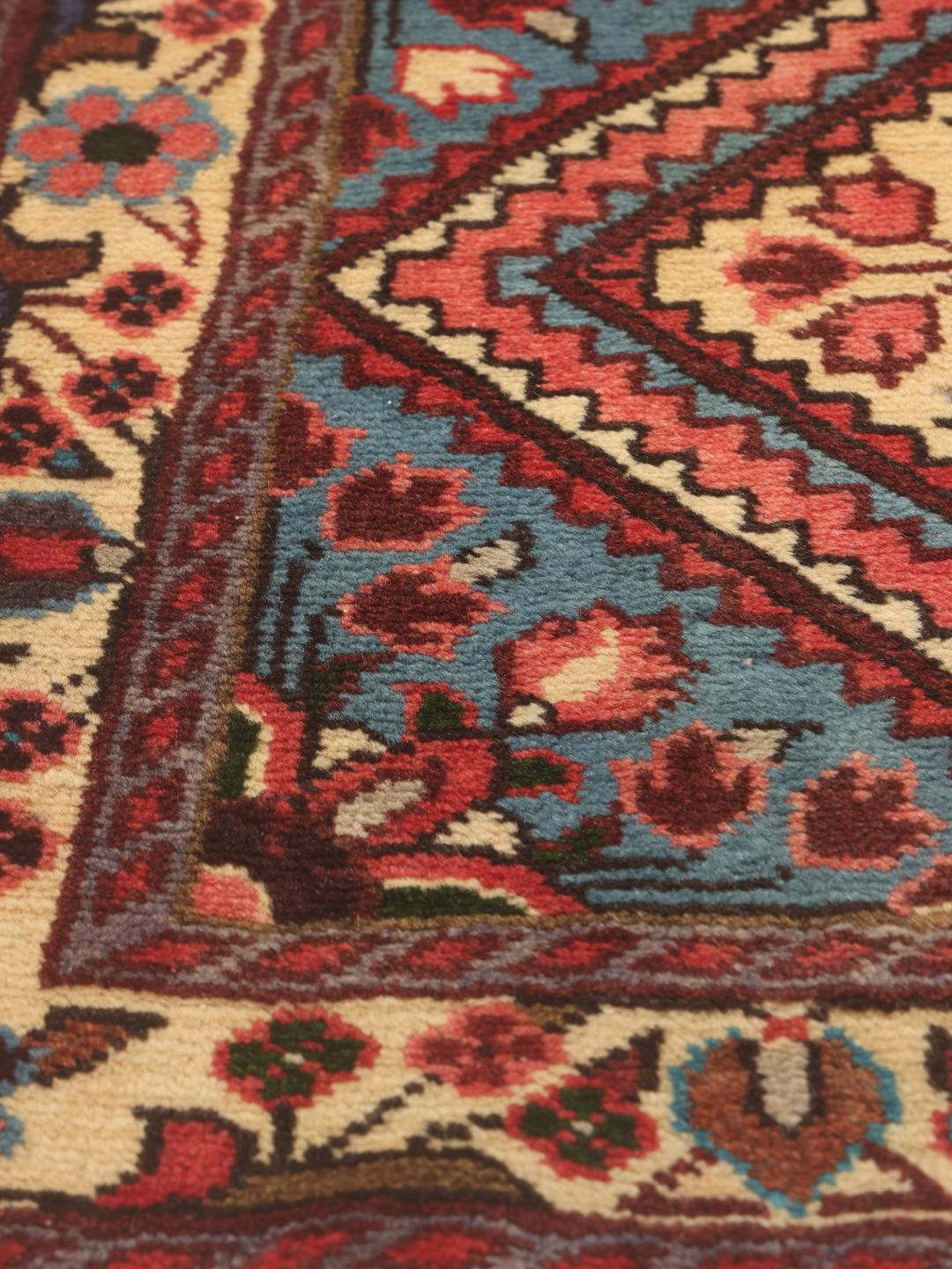 Handgeknoopte Rudbar-loper met een blauw en rood ruitpatroon