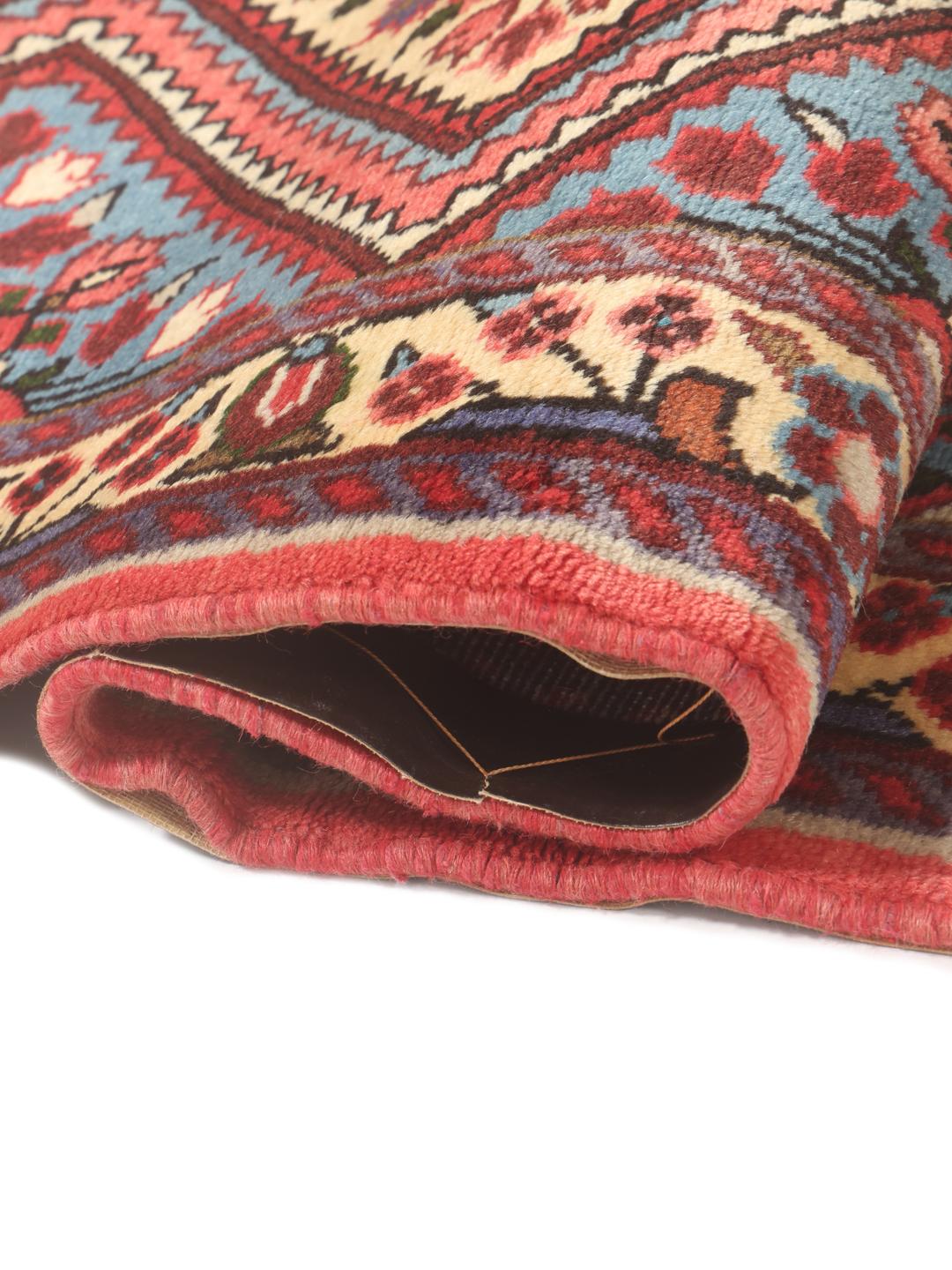 Handgeknoopte Rudbar-loper met een blauw en rood ruitpatroon