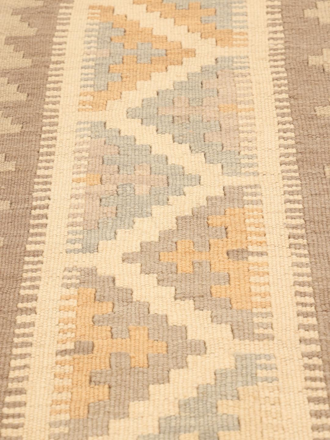 Tappeto kilim Ghashghai tessuto a mano proveniente dal Medio Oriente in tonalità beige e tenui