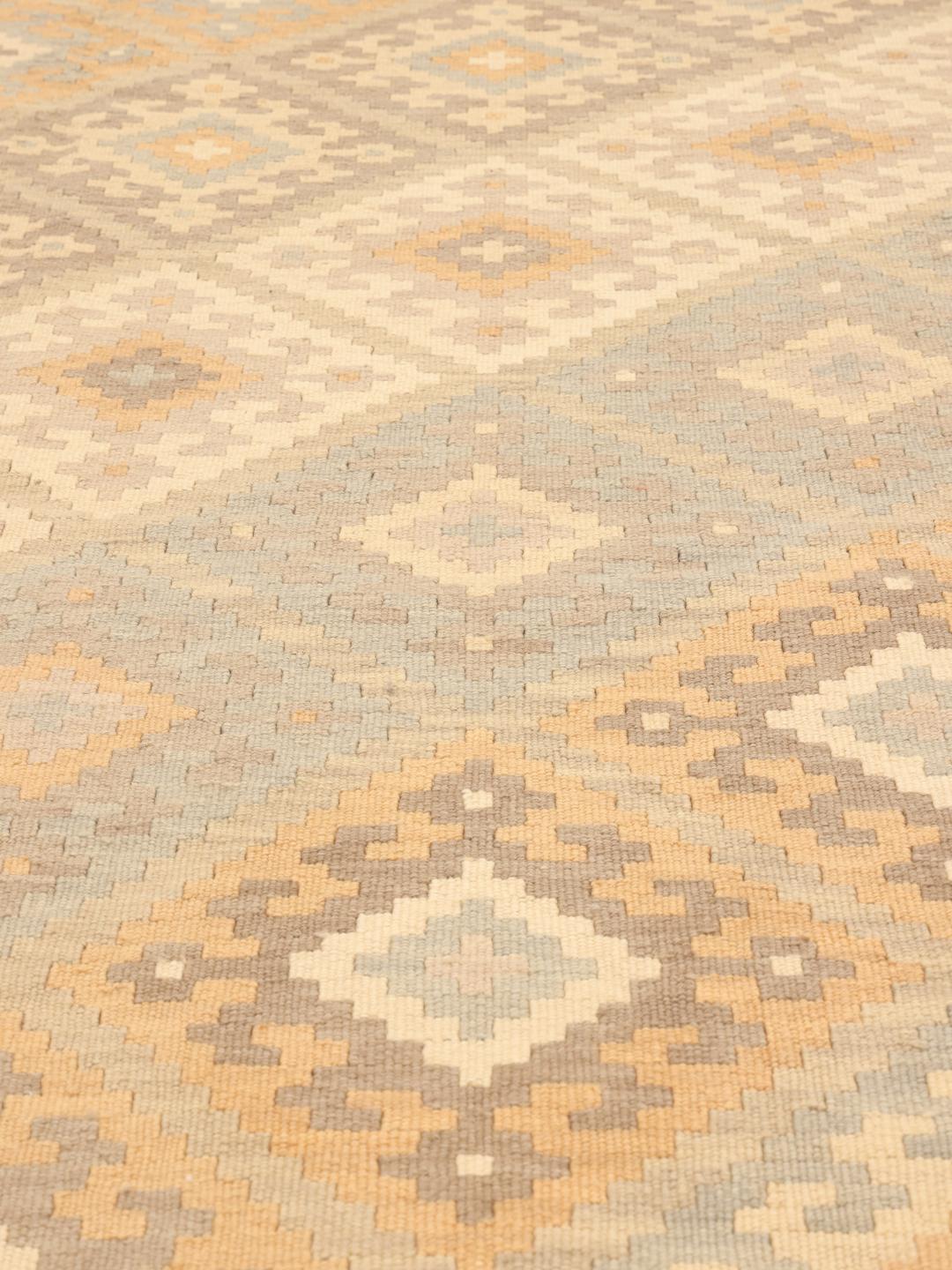 Tappeto kilim Ghashghai tessuto a mano proveniente dal Medio Oriente in tonalità beige e tenui