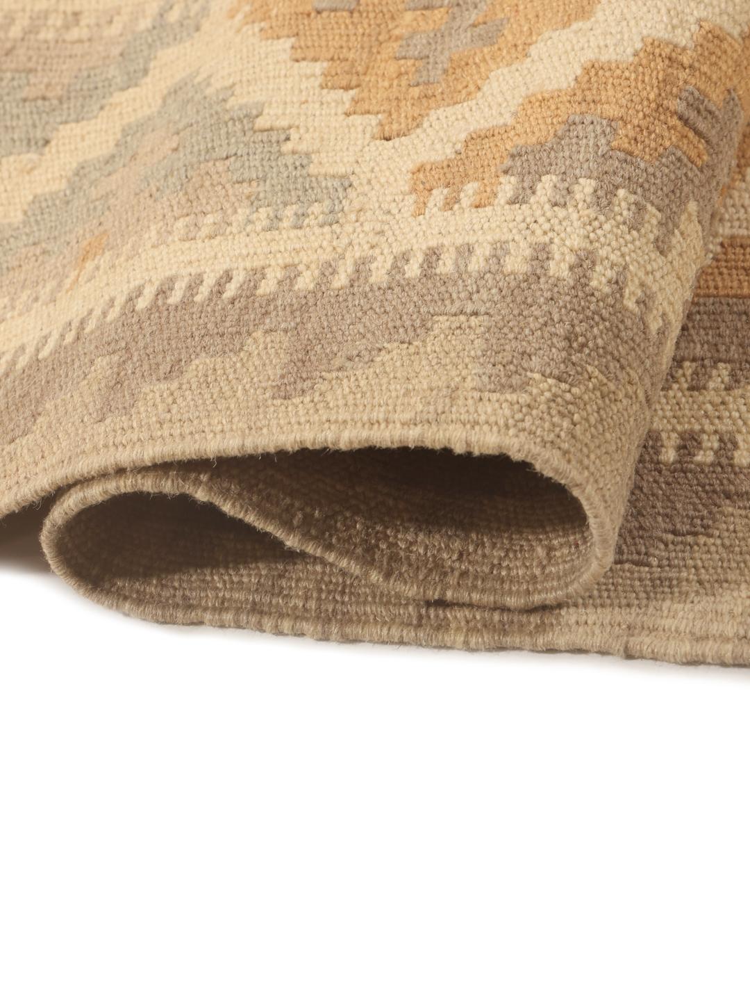 Tappeto kilim Ghashghai tessuto a mano proveniente dal Medio Oriente in tonalità beige e tenui