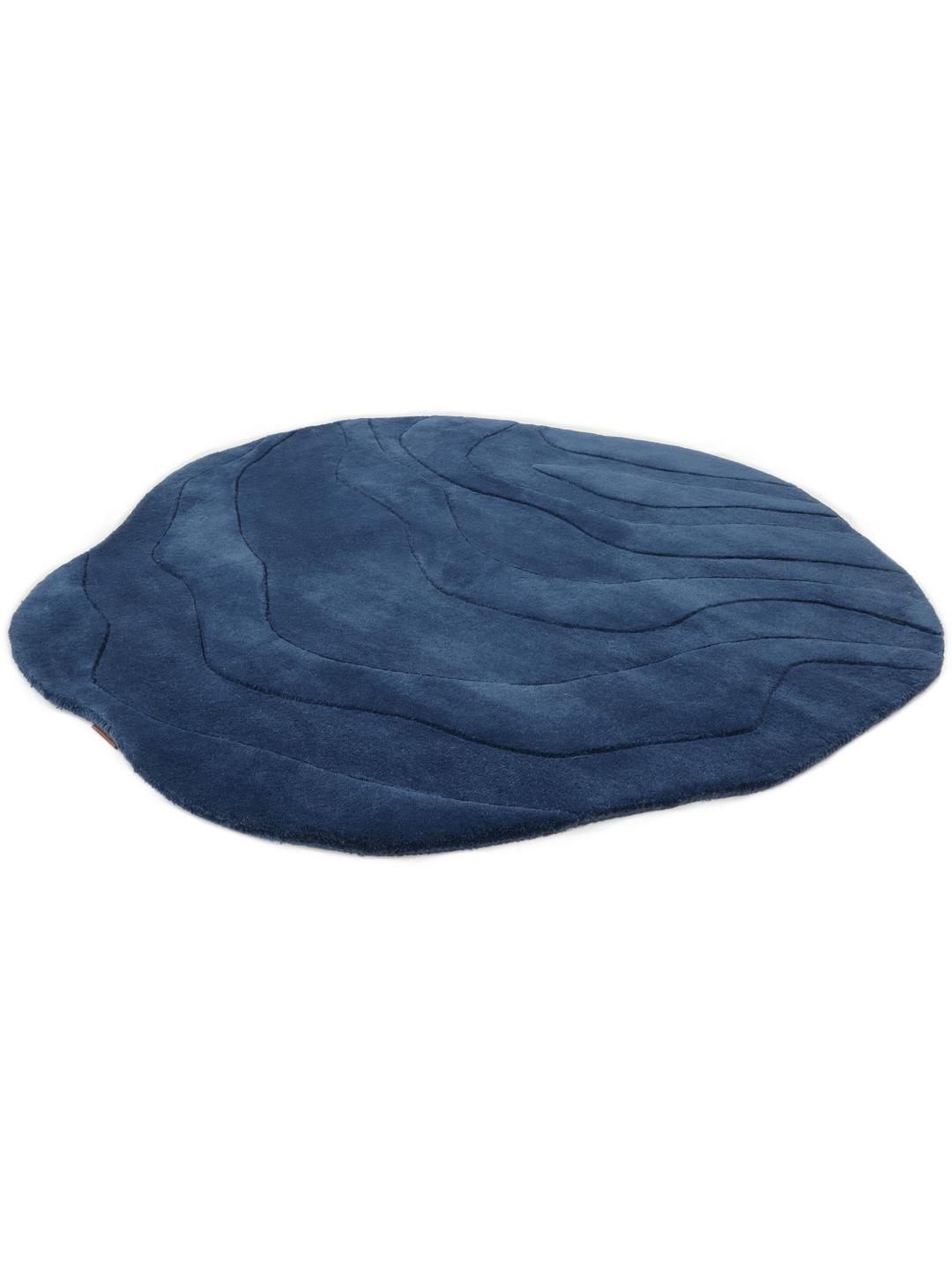 Tapis bleu de forme irrégulière avec un motif ondulé