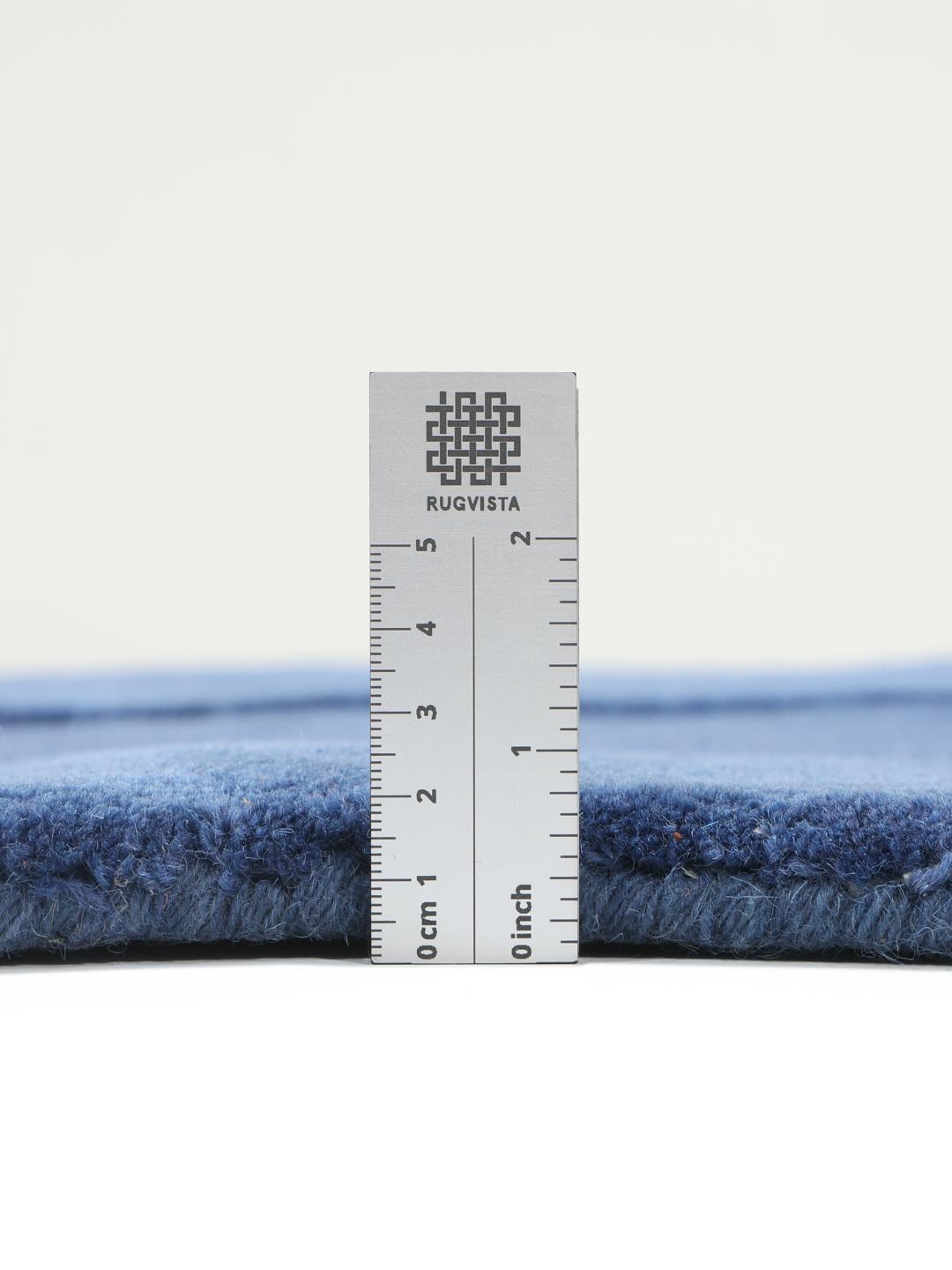 Tapis bleu de forme irrégulière avec un motif ondulé