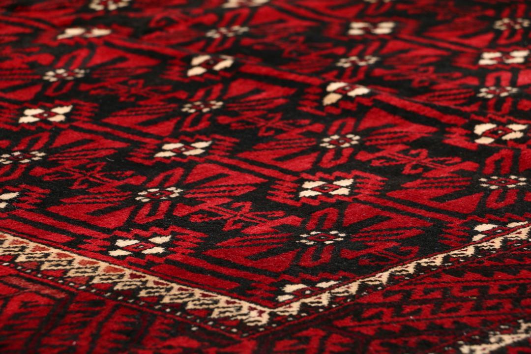 Handgeknoopt Kurdi-tapijt uit het Midden-Oosten in donkerrode en zwarte tinten.