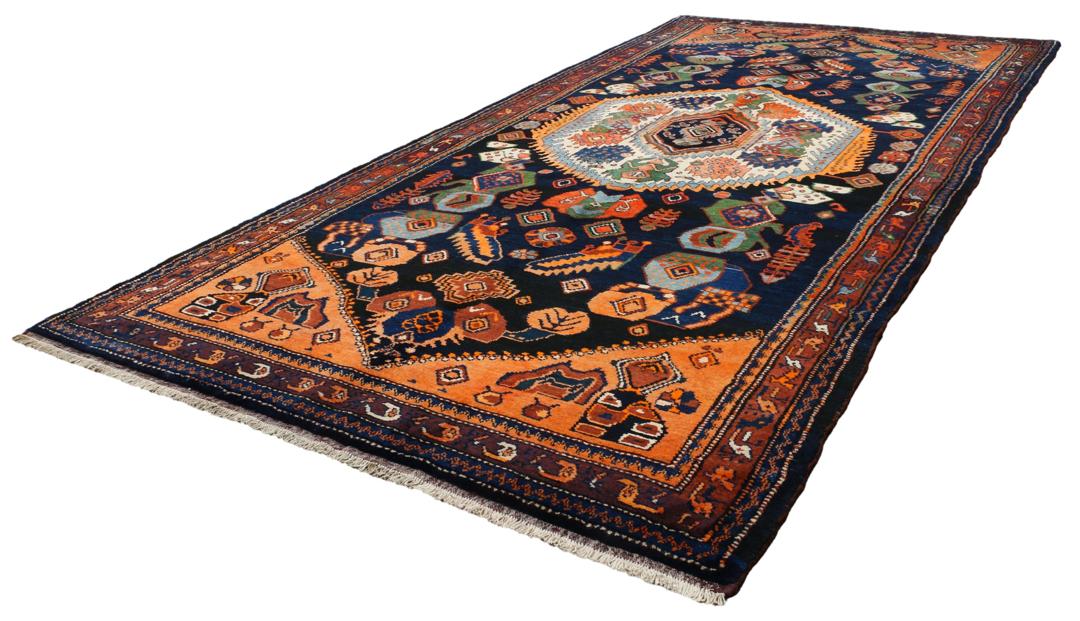 Een met de hand geknoopt Lillian-tapijt uit het Midden-Oosten met een donkerblauw en oranje kleurenpalet.