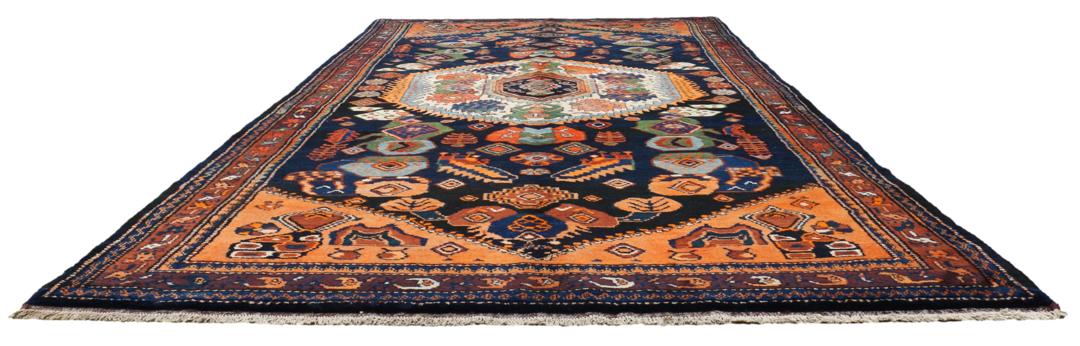 Een met de hand geknoopt Lillian-tapijt uit het Midden-Oosten met een donkerblauw en oranje kleurenpalet.