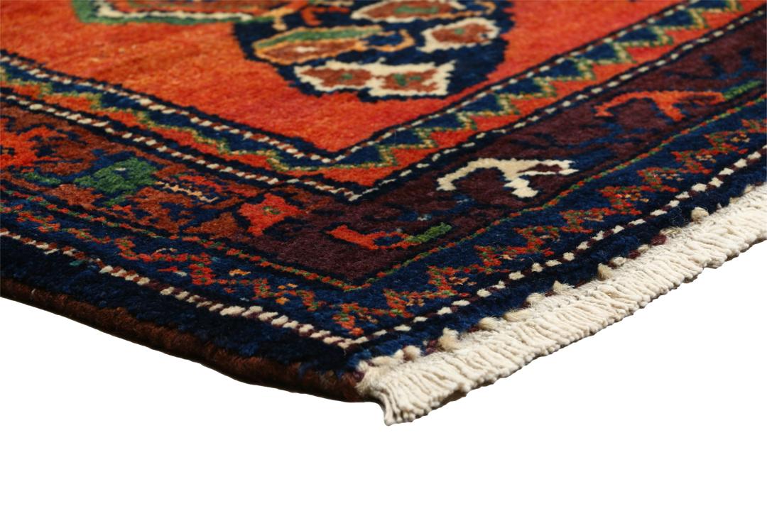 Een met de hand geknoopt Lillian-tapijt uit het Midden-Oosten met een donkerblauw en oranje kleurenpalet.