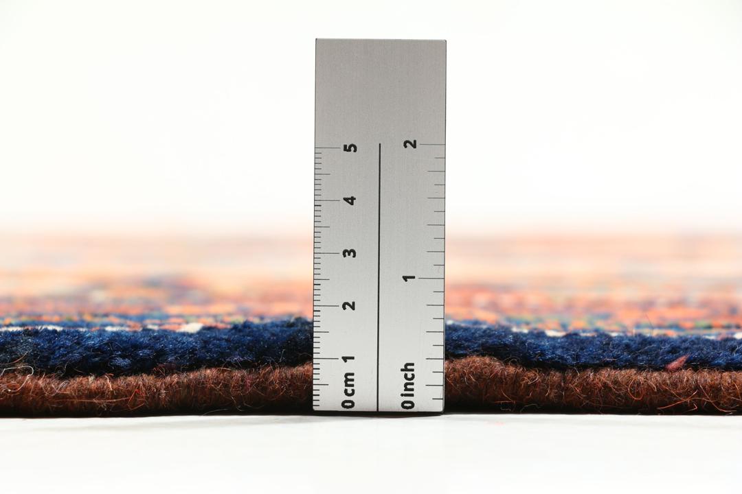 Een met de hand geknoopt Lillian-tapijt uit het Midden-Oosten met een donkerblauw en oranje kleurenpalet.