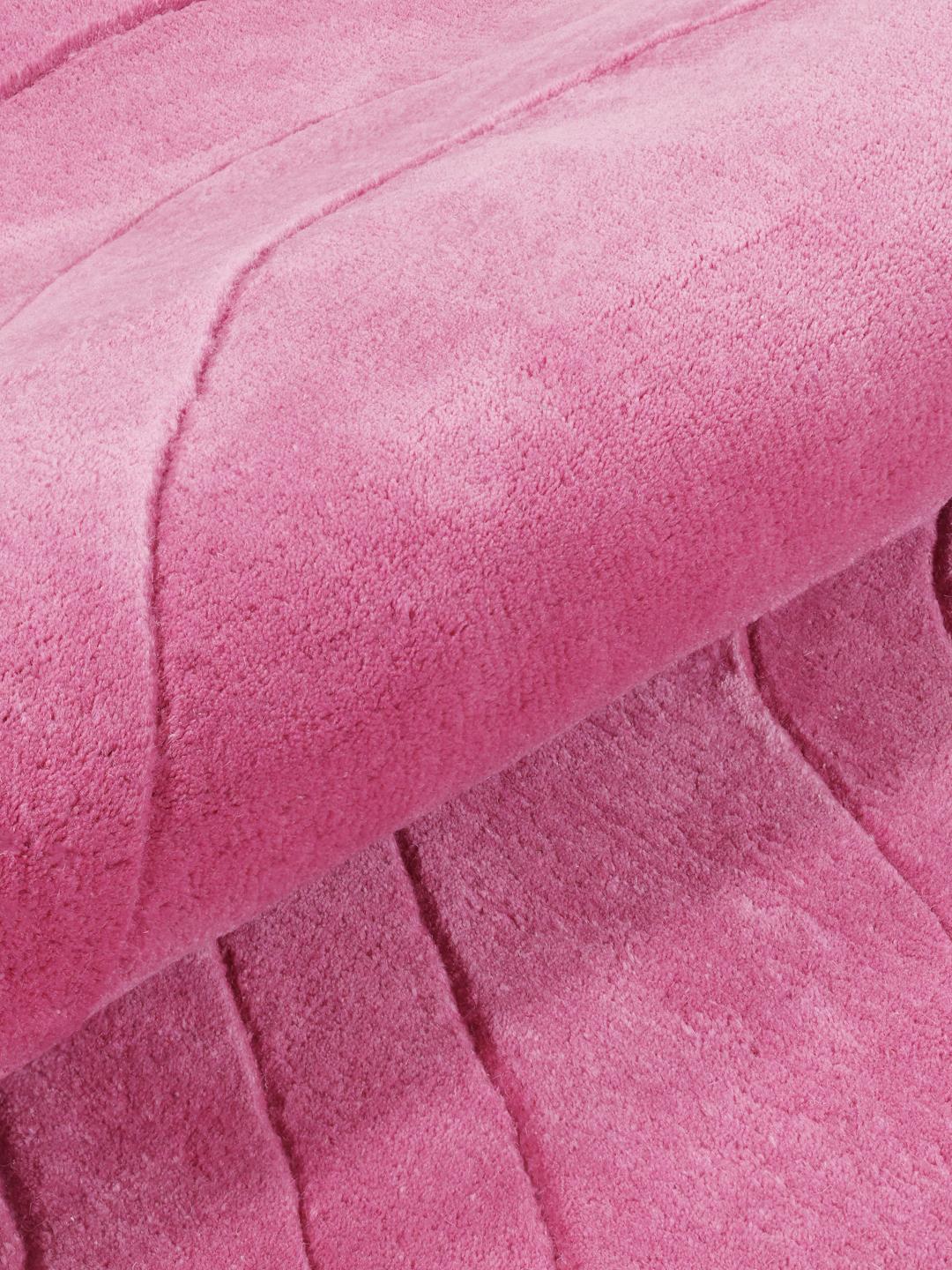 Tapis rose de forme irrégulière avec des motifs de vagues organiques