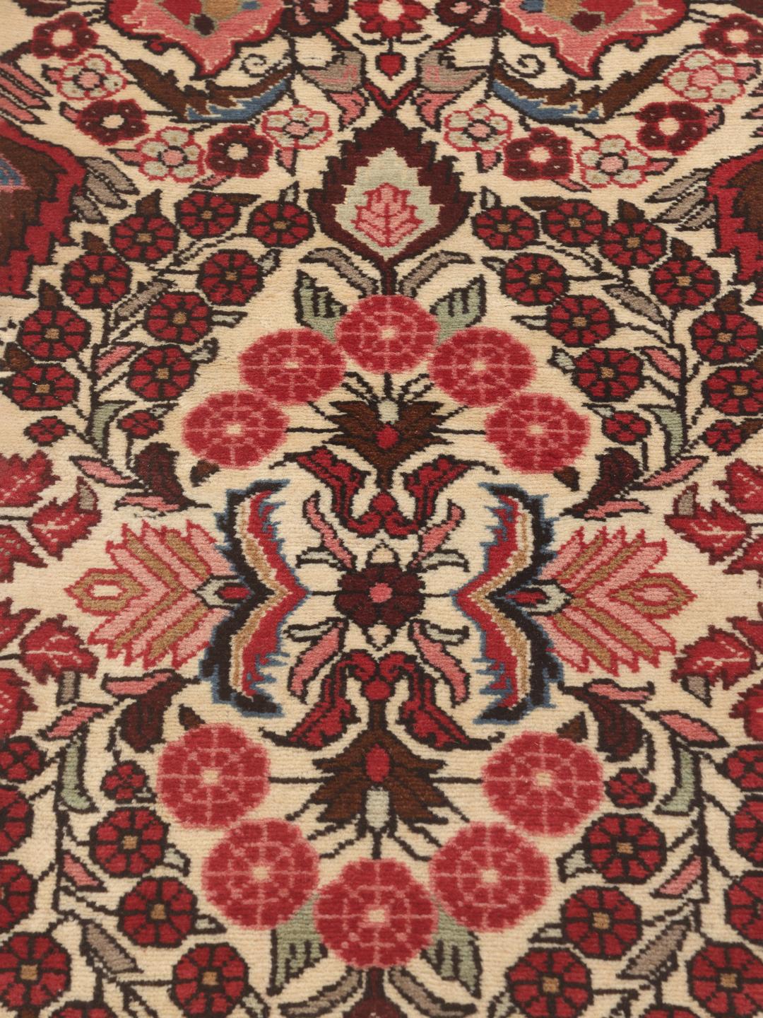 Tapis couloir Mehraban noué à la main en rouge avec des motifs floraux traditionnels