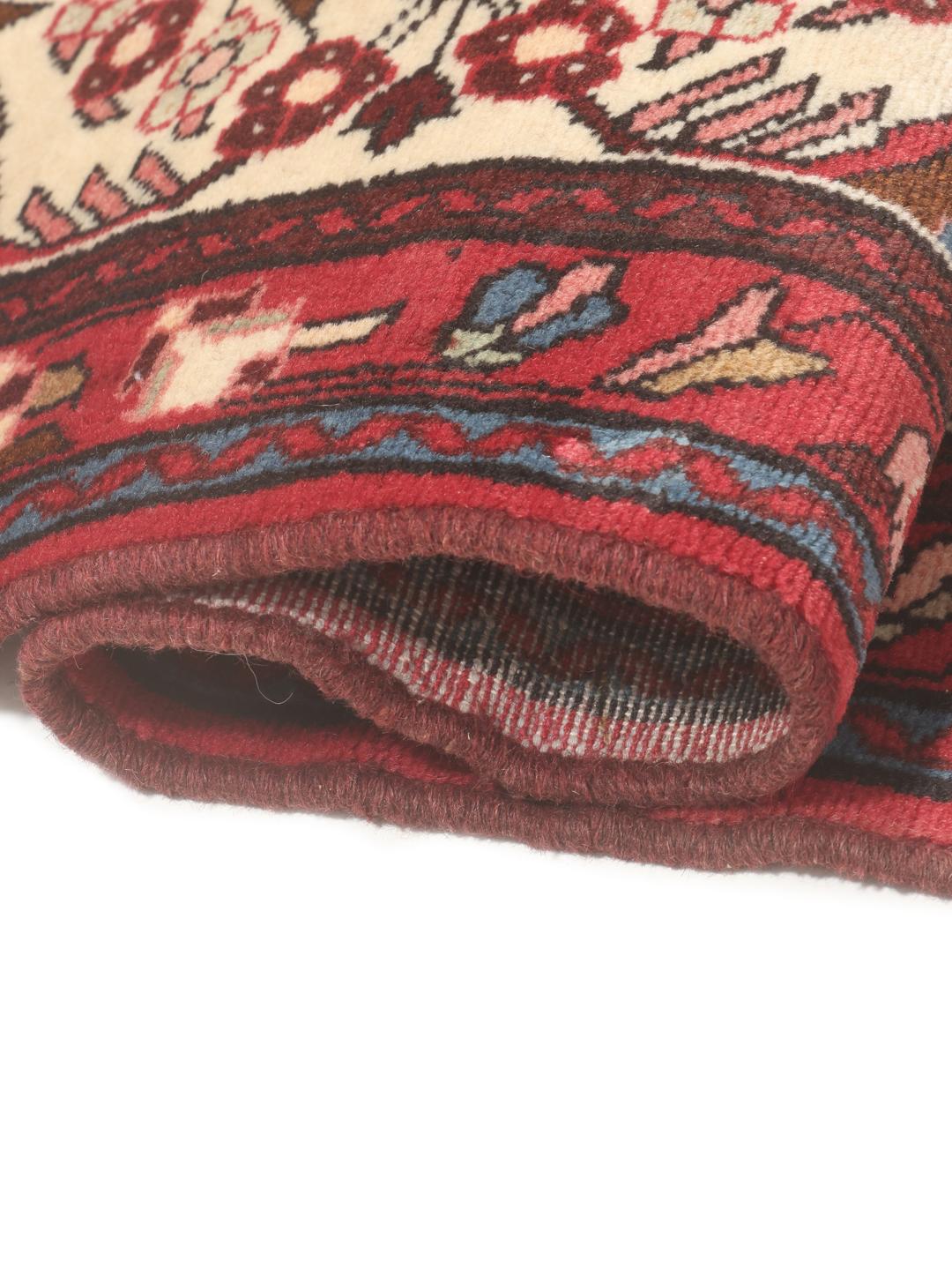 Tapis couloir Mehraban noué à la main en rouge avec des motifs floraux traditionnels