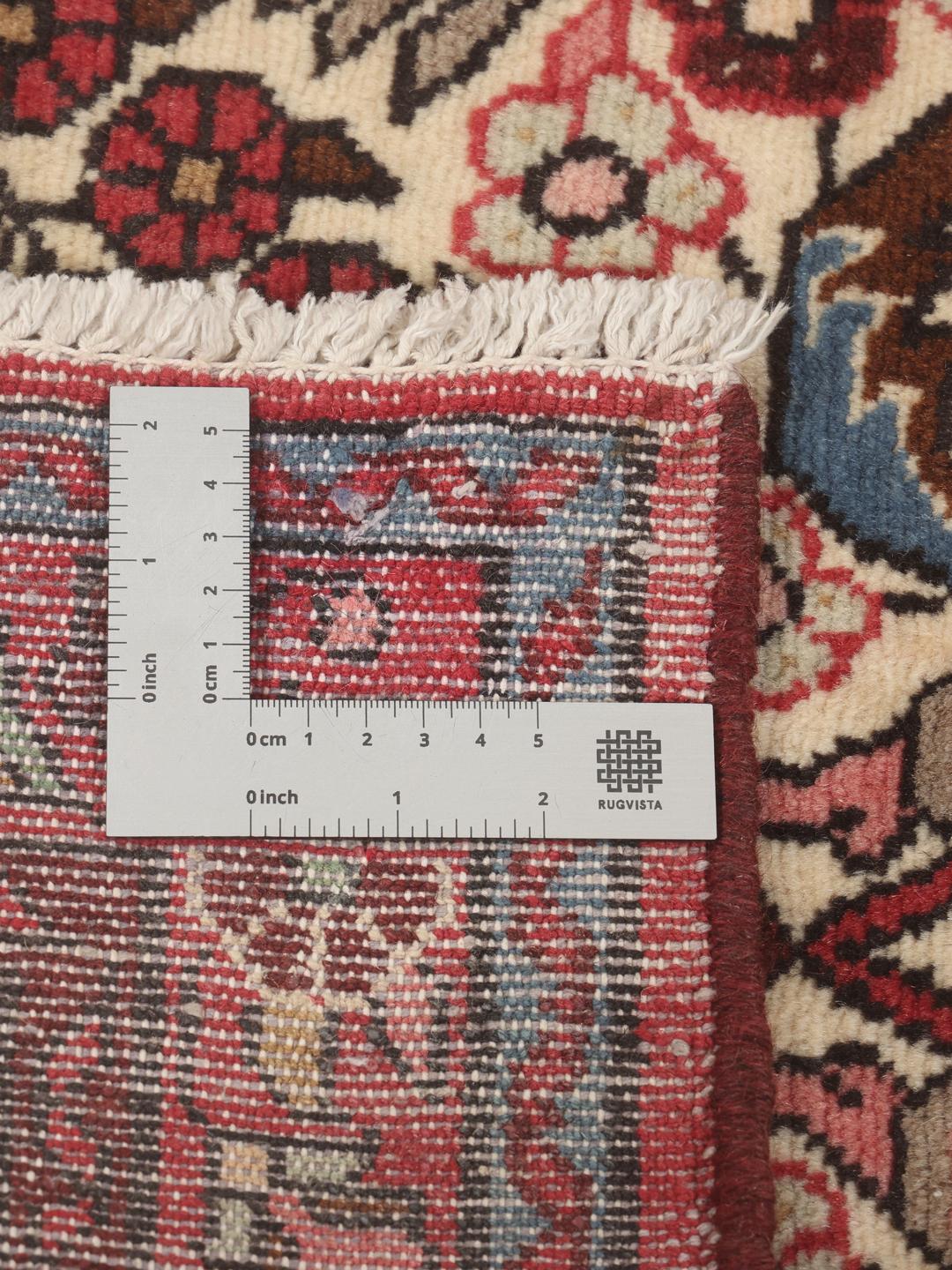 Tapis couloir Mehraban noué à la main en rouge avec des motifs floraux traditionnels