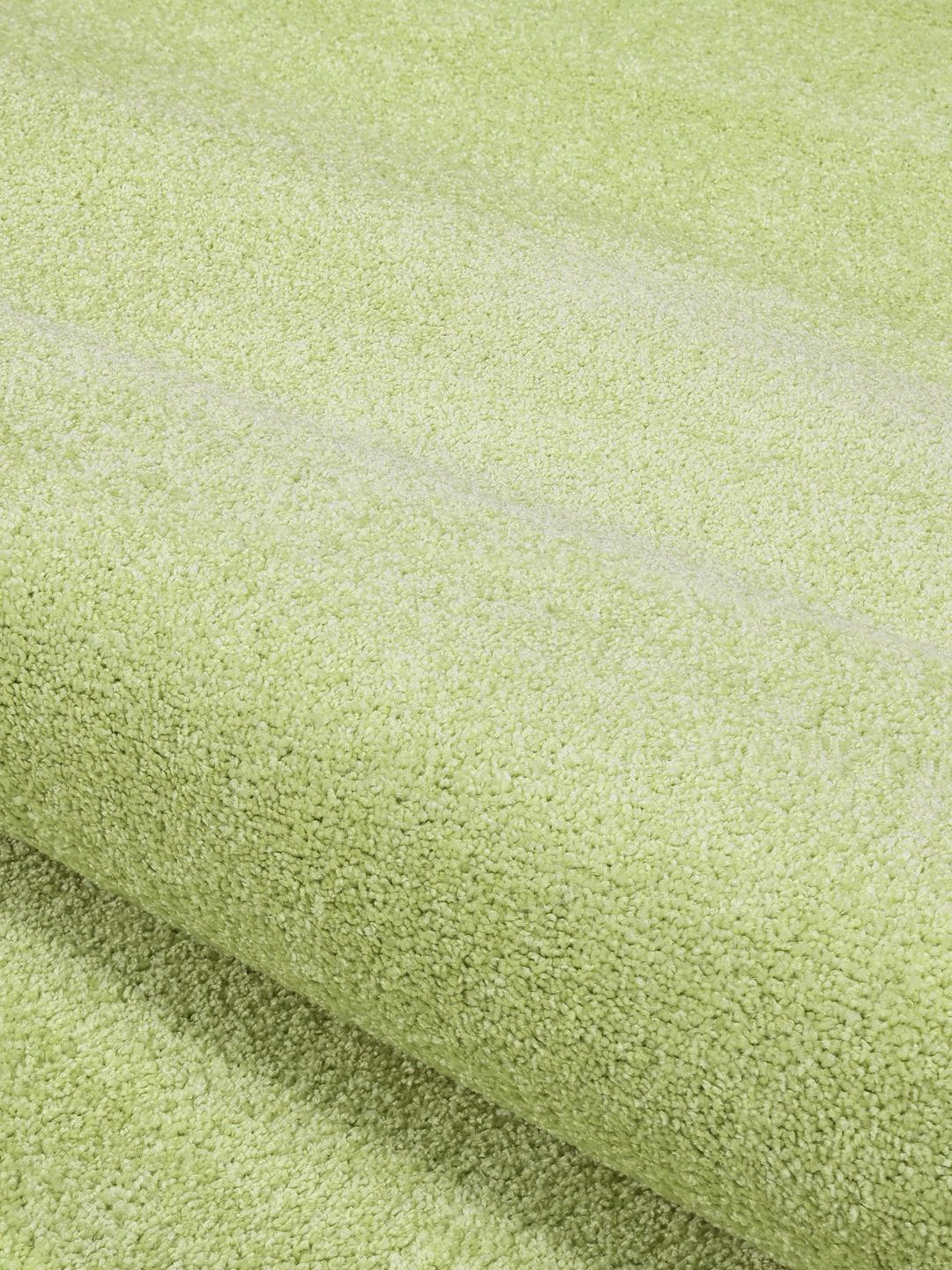 Groen vloerkleed met een onregelmatige vorm
