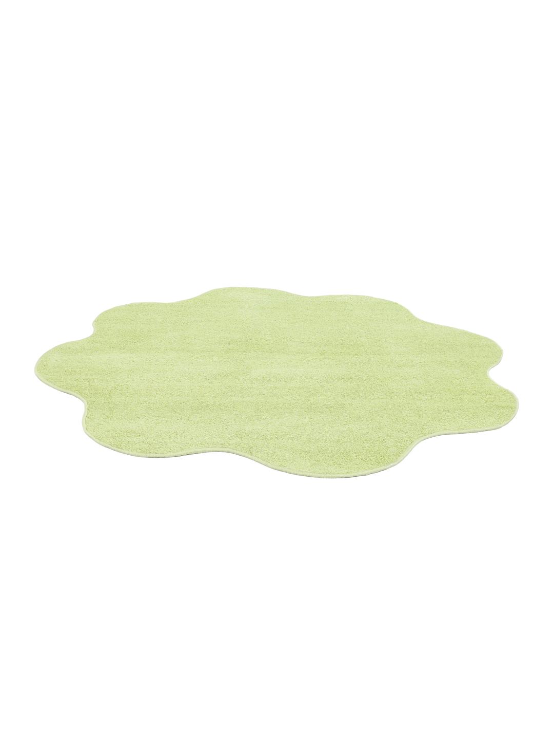 tapis vert aux formes festonnées irrégulières