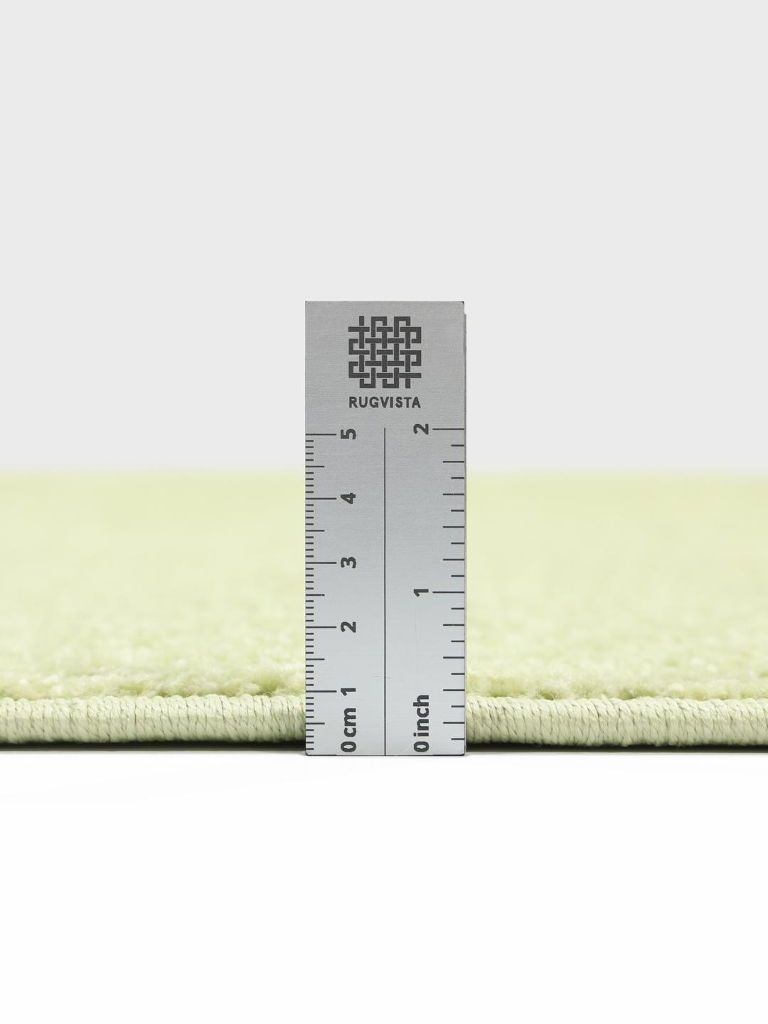 tapis vert aux formes festonnées irrégulières