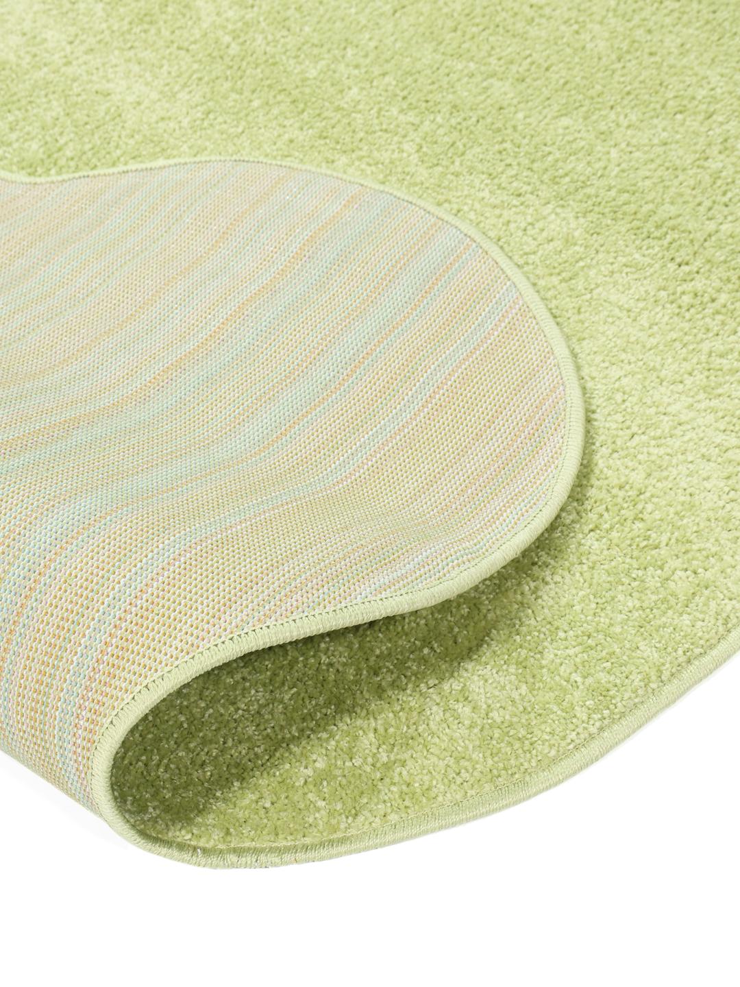 tapis vert aux formes festonnées irrégulières