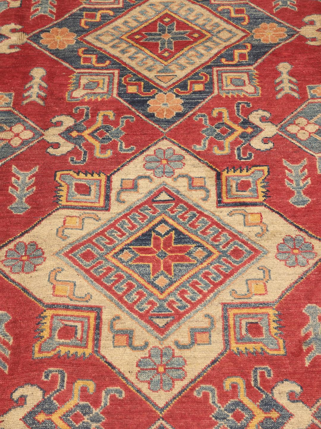 Ręcznie wiązany afgański dywan Kazak z czerwonym tłem i geometrycznymi motywami