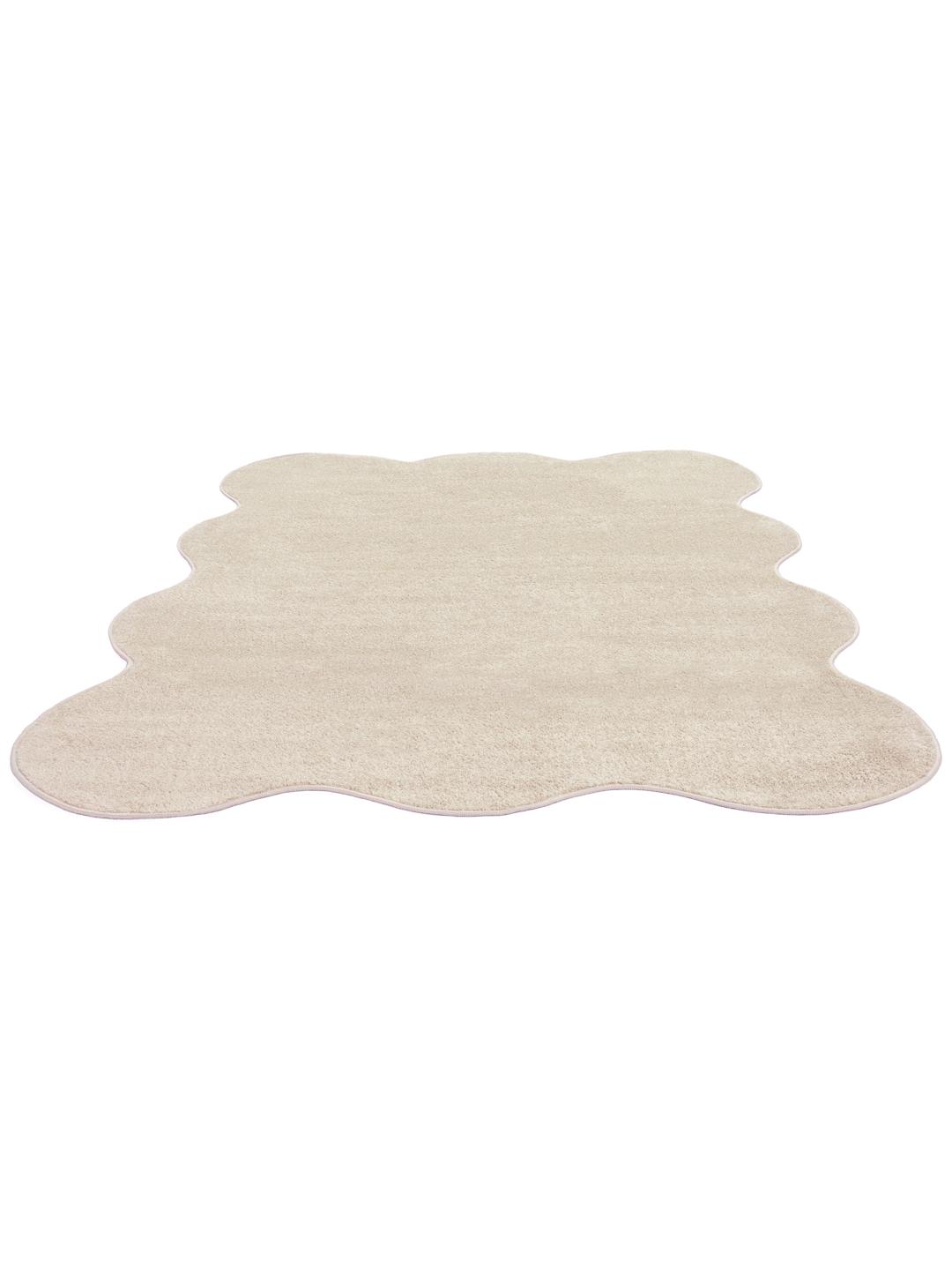 Beige tapijt met een onregelmatige golvende vorm