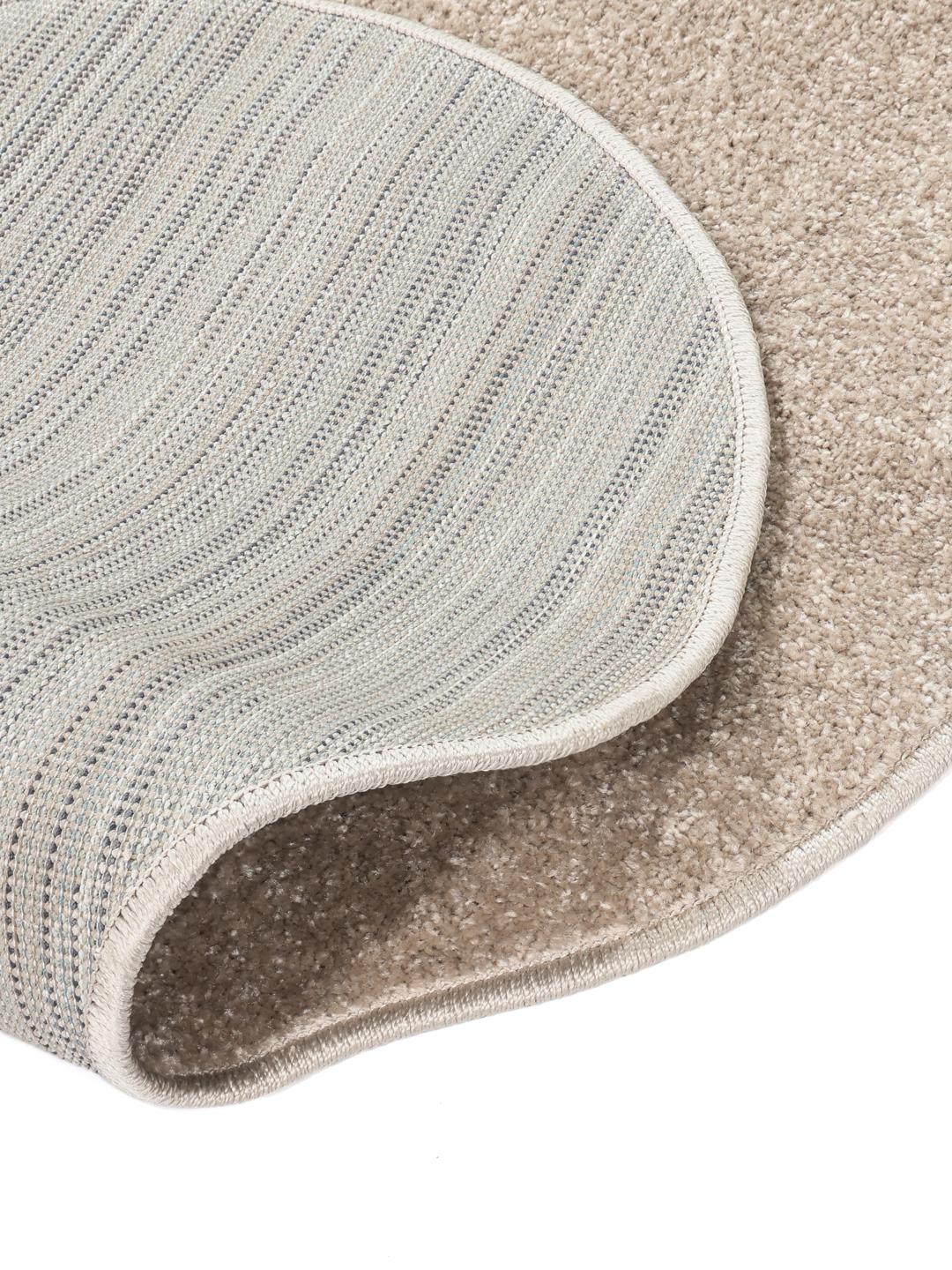 Beige tapijt met een onregelmatige golvende vorm