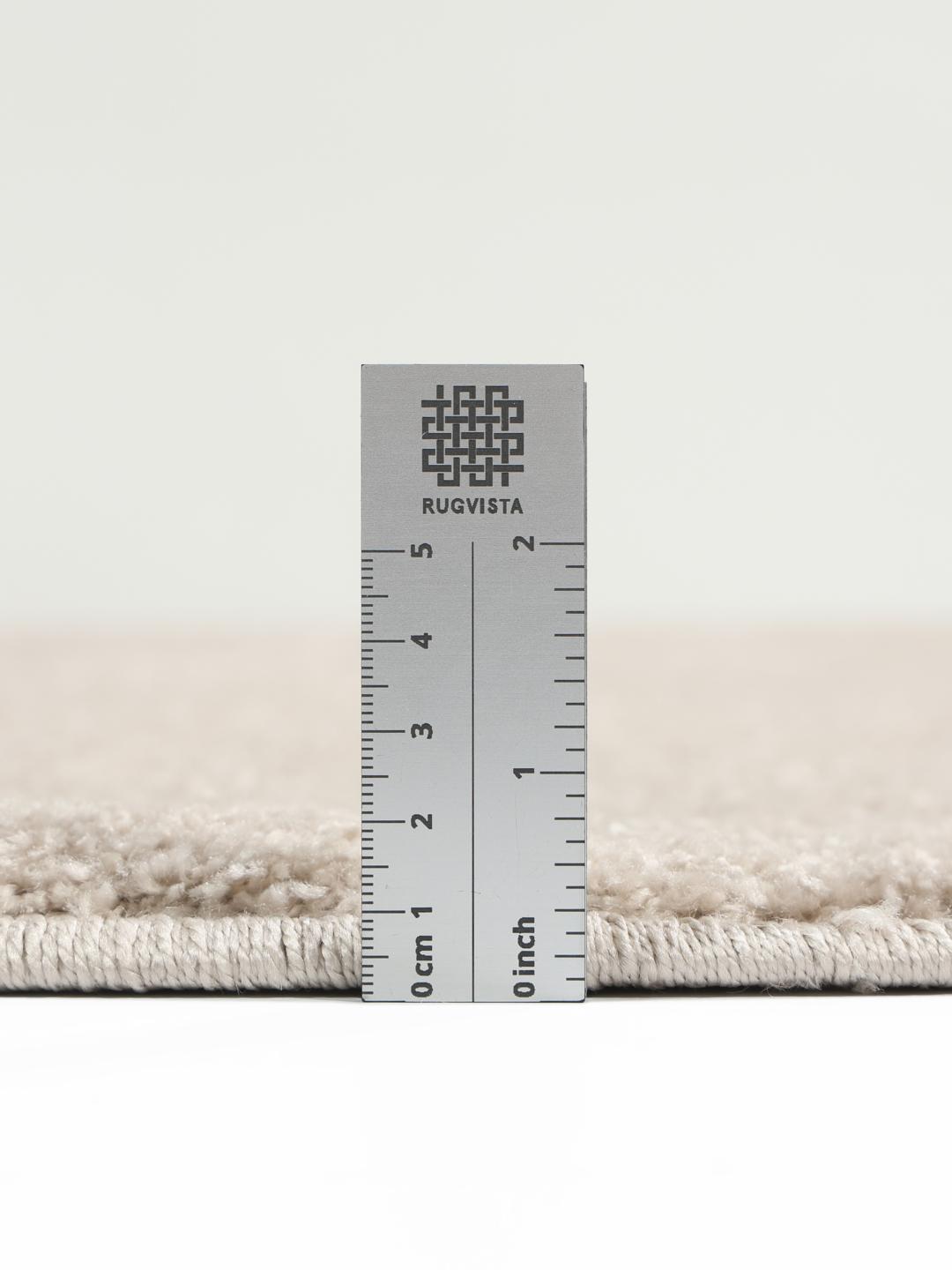 Beige tapijt met een onregelmatige golvende vorm