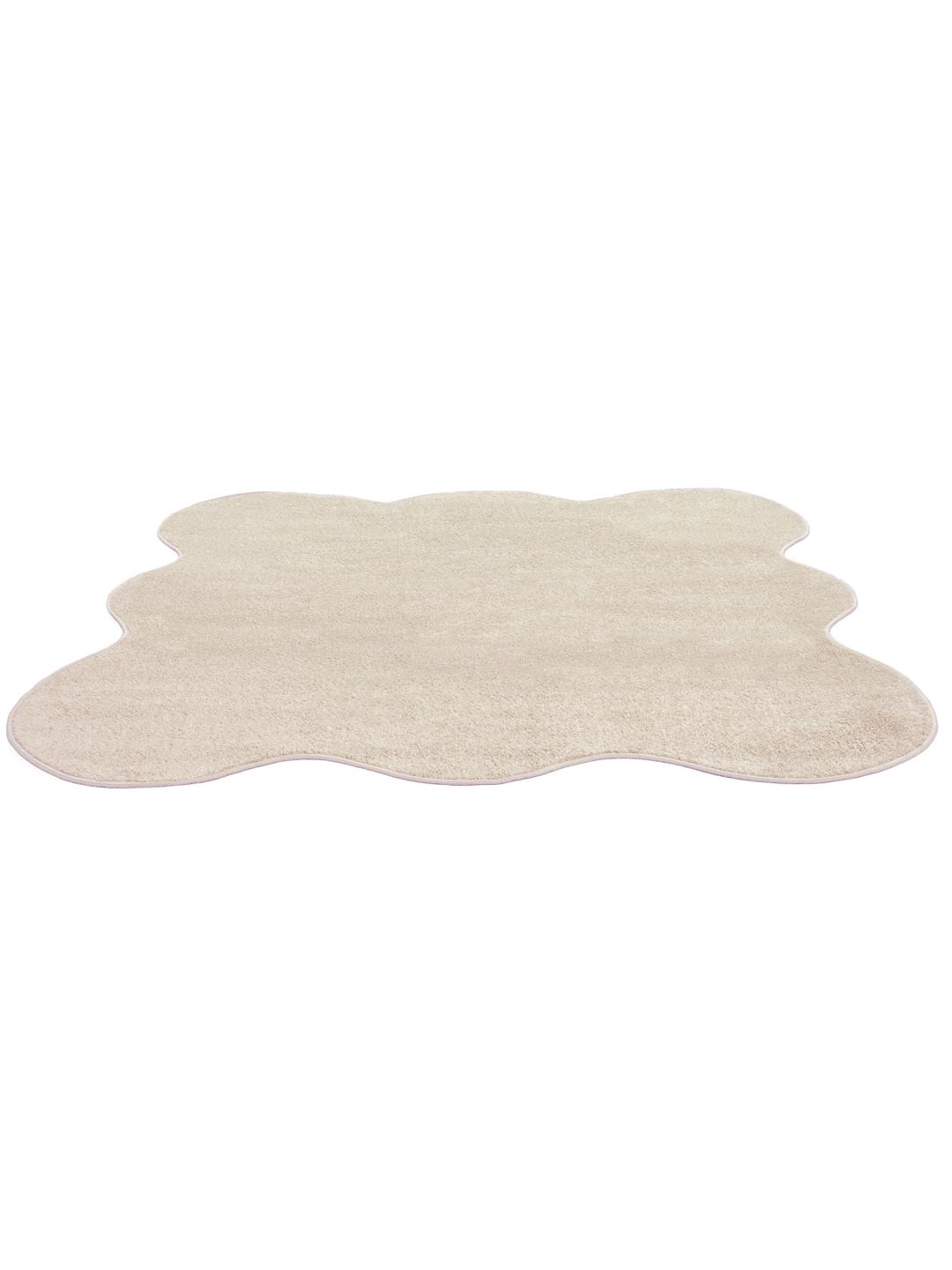 Beige vloerkleed met een onregelmatige geschulpte vorm