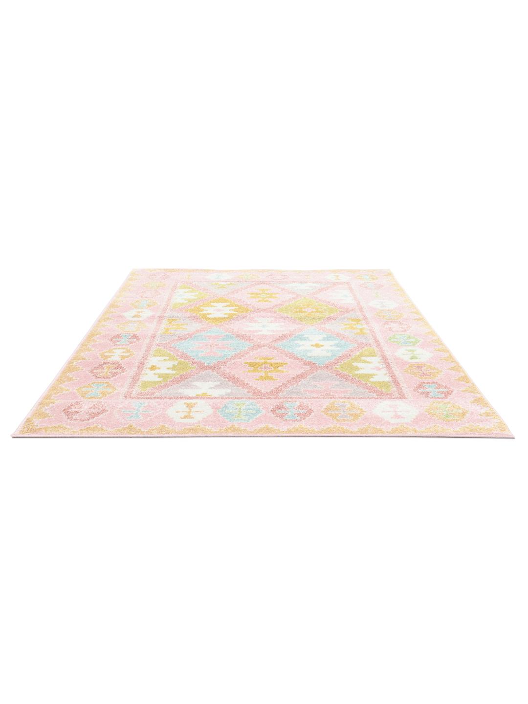 Meerkleurig tapijt met een geometrisch patroon