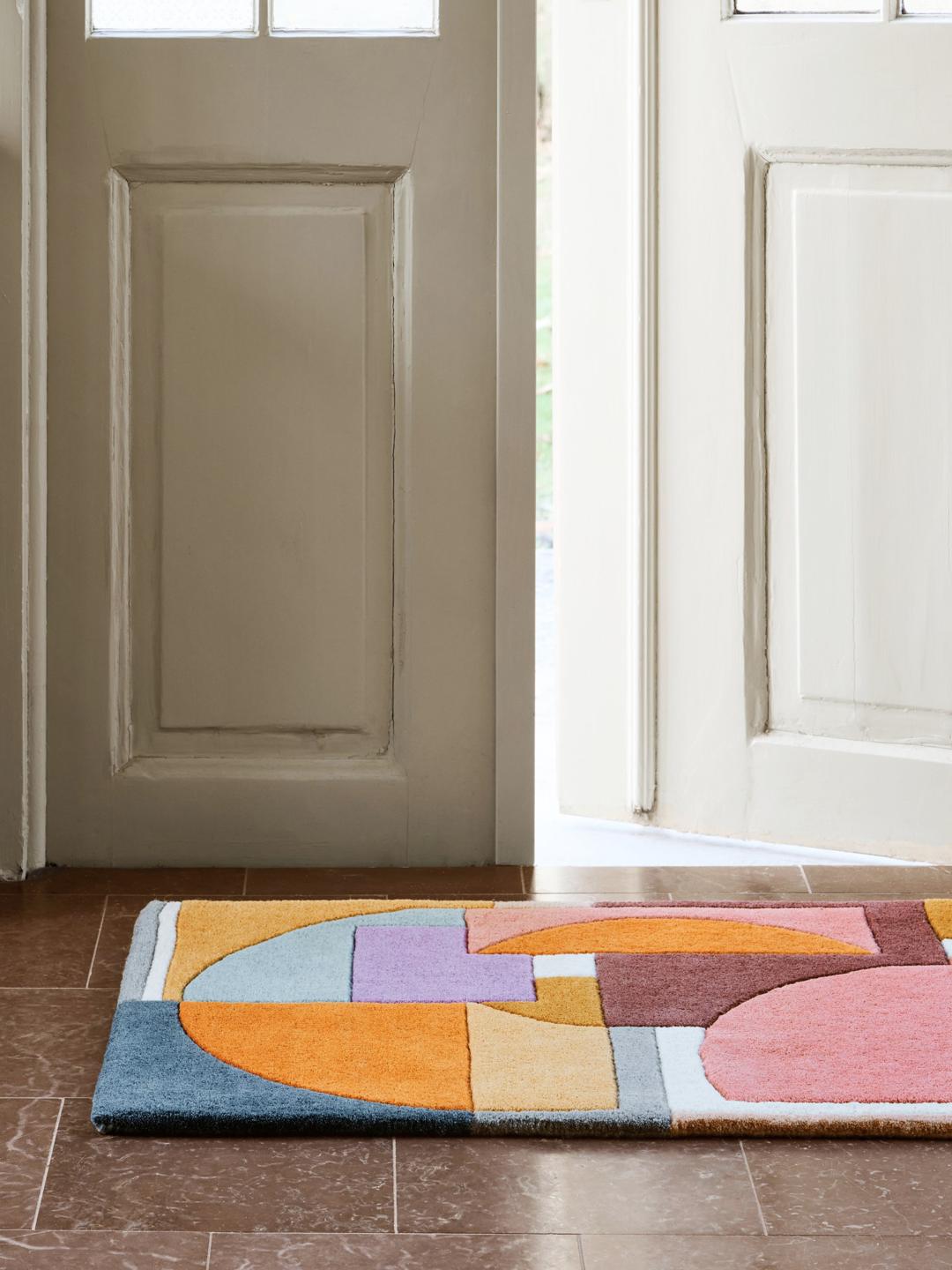 Een meerkleurig hoogpolig vloerkleed met abstracte geometrische vormen
