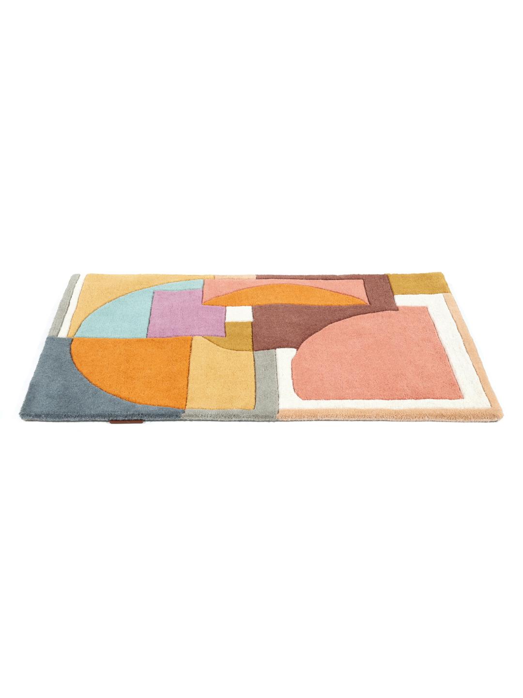 Een meerkleurig hoogpolig vloerkleed met abstracte geometrische vormen