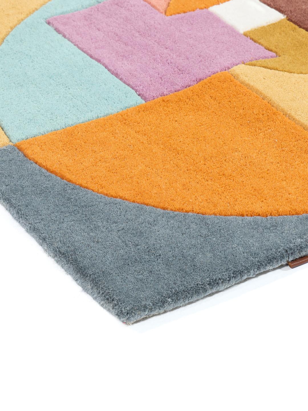 Een meerkleurig hoogpolig vloerkleed met abstracte geometrische vormen