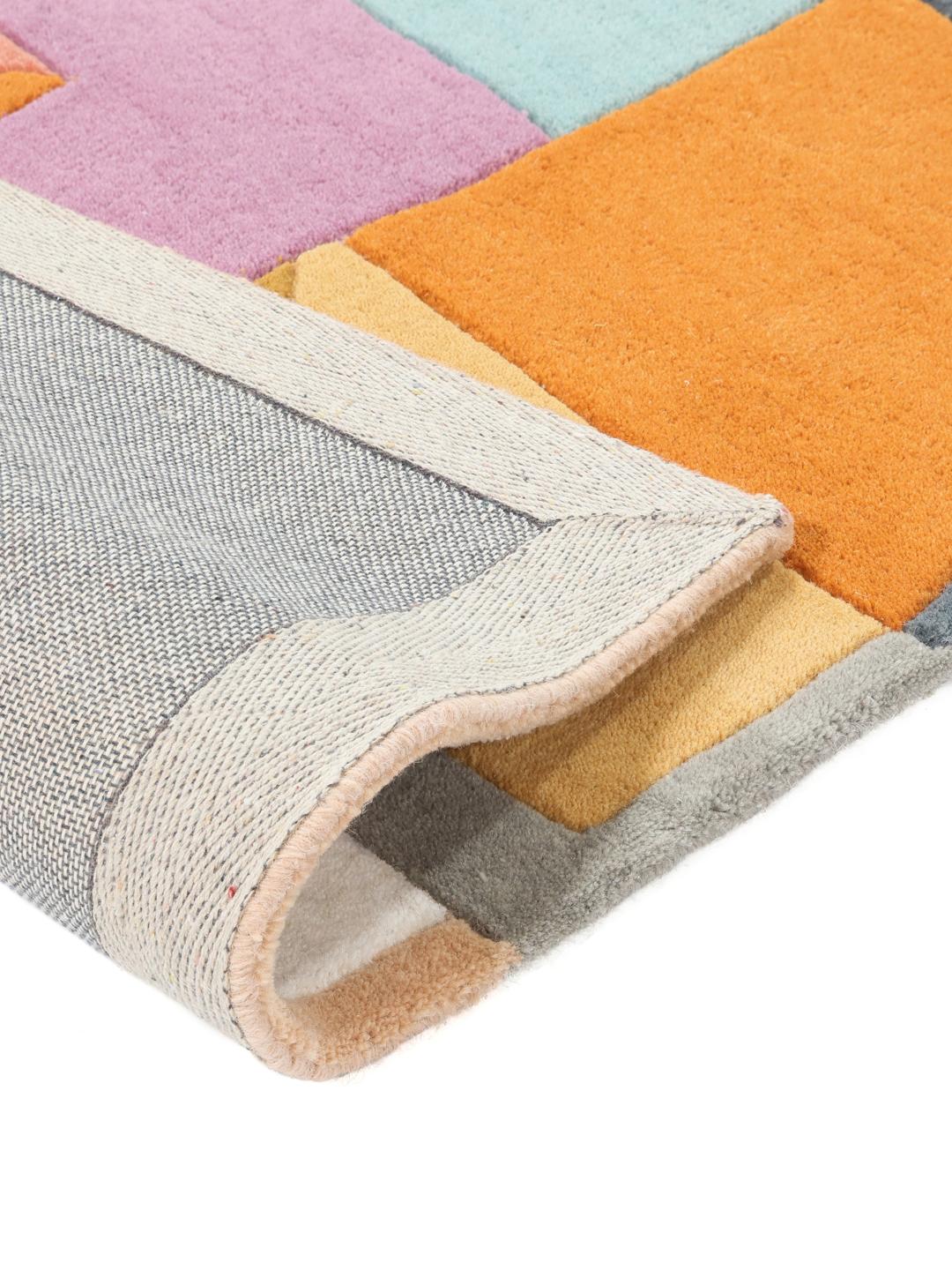 Een meerkleurig hoogpolig vloerkleed met abstracte geometrische vormen