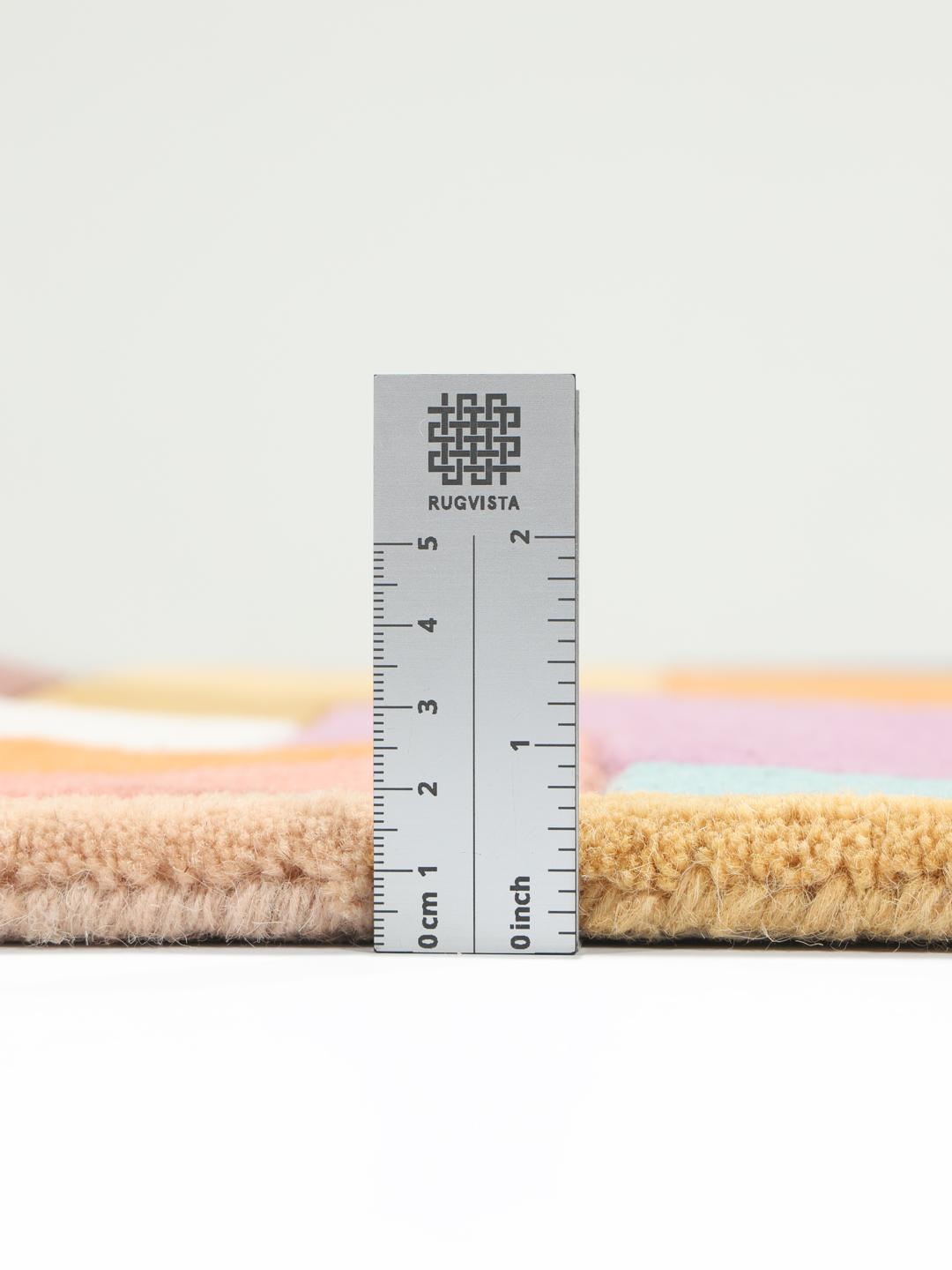 Een meerkleurig hoogpolig vloerkleed met abstracte geometrische vormen