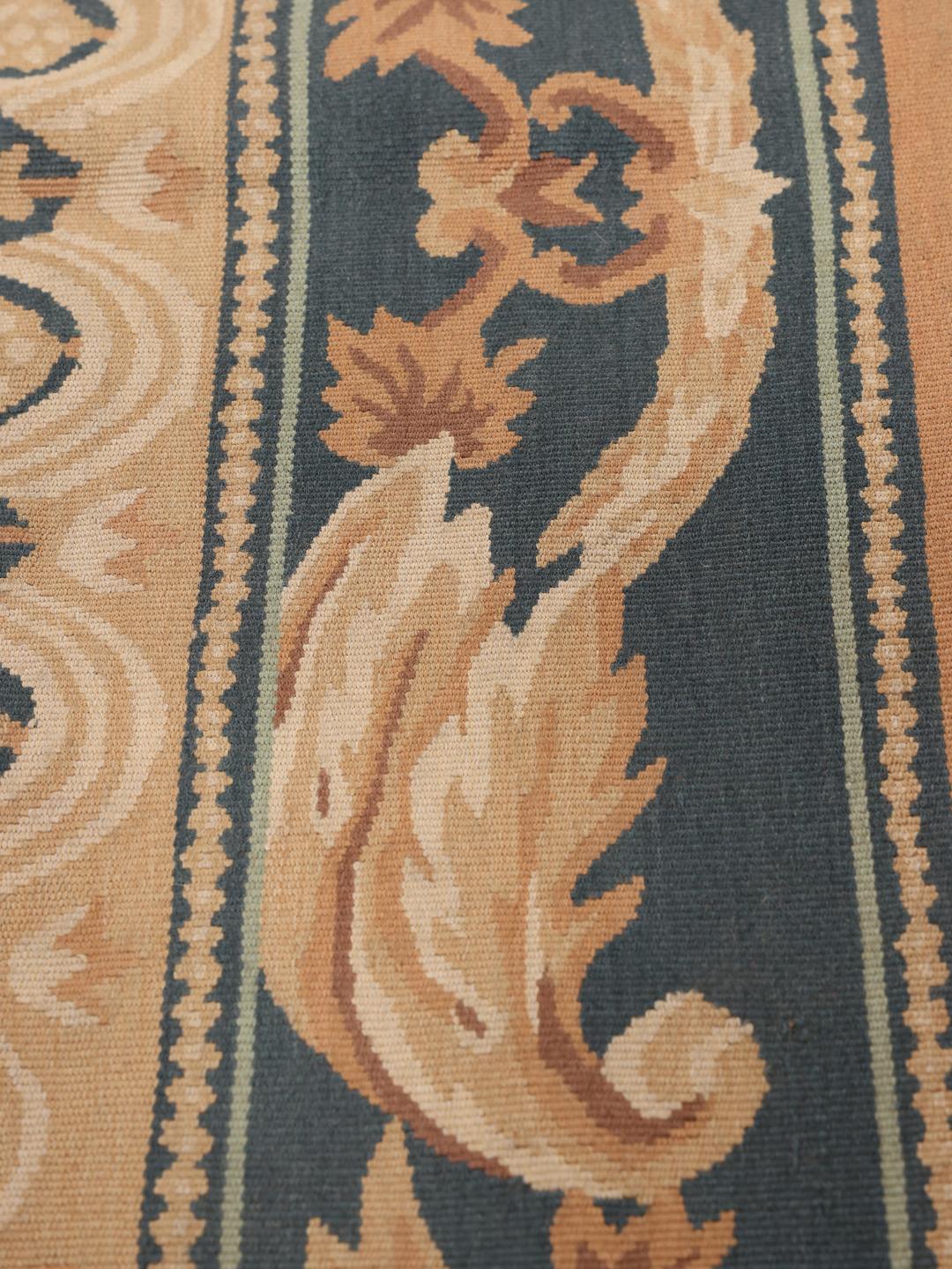 Håndvævet tæppe i Aubusson-stil i mørkeblå og beige med centralt medaljonmotiv