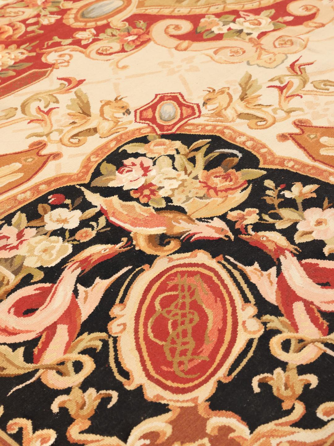 Håndvævet tæppe i Aubusson-stil fra Kina med et blomster- og påfugledesign i mange farver.