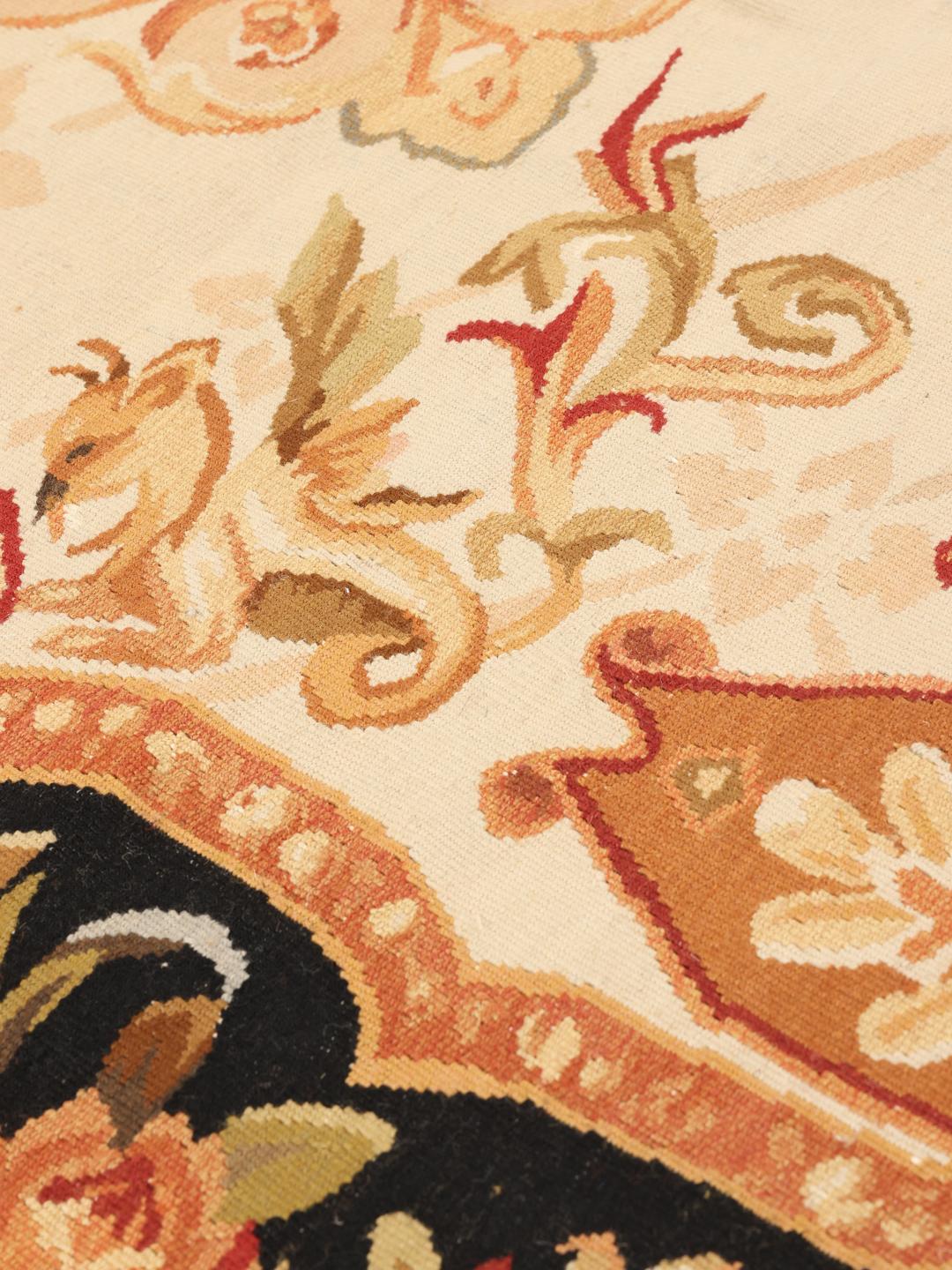 Håndvævet tæppe i Aubusson-stil fra Kina med et blomster- og påfugledesign i mange farver.