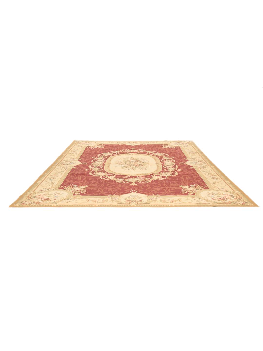 Et rektangulært tæppe i Aubusson-stil fra Kina med en rød baggrund og blomstermønstre i beige.
