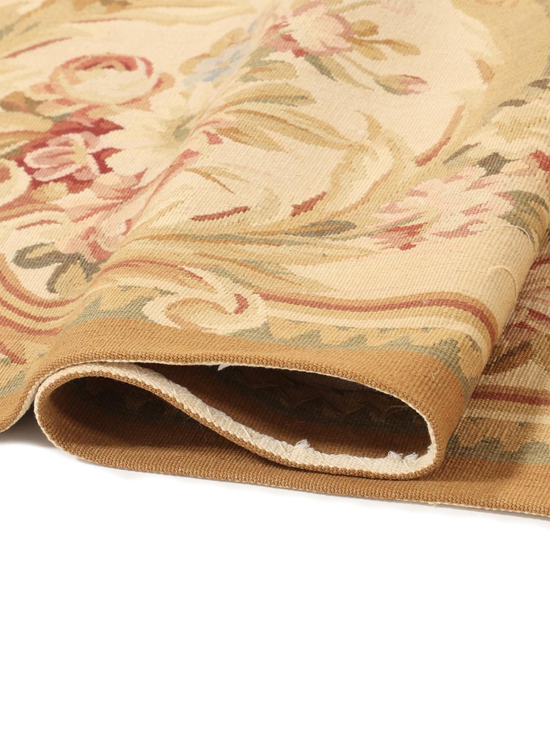 Et rektangulært tæppe i Aubusson-stil fra Kina med en rød baggrund og blomstermønstre i beige.