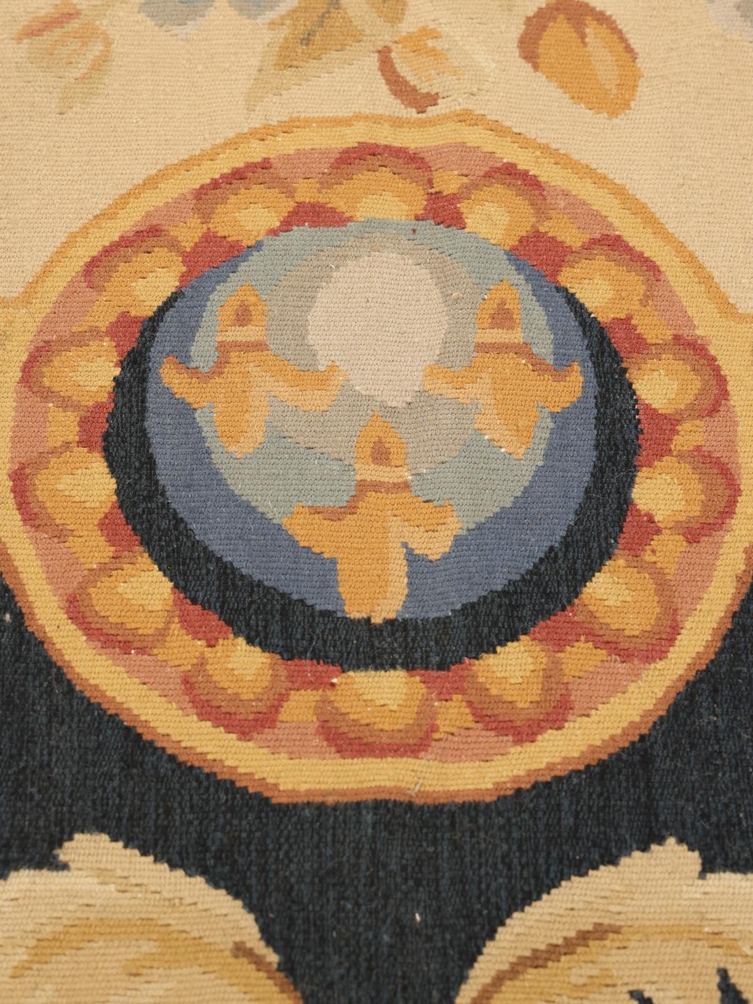 Et rektangulært tæppe i Aubusson-stil fra Kina med et sort og beige blomstermønster.