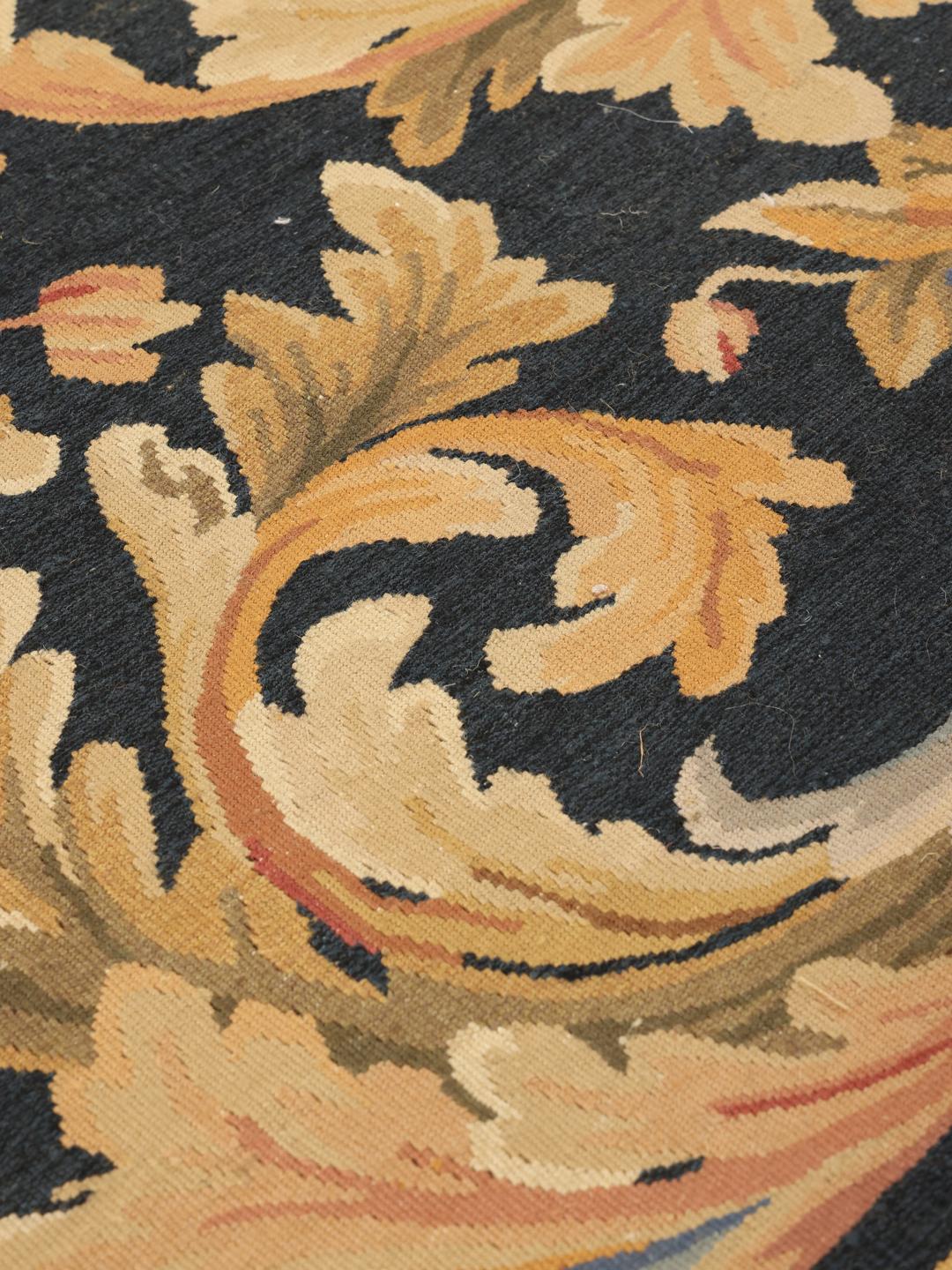 Et rektangulært tæppe i Aubusson-stil fra Kina med et sort og beige blomstermønster.
