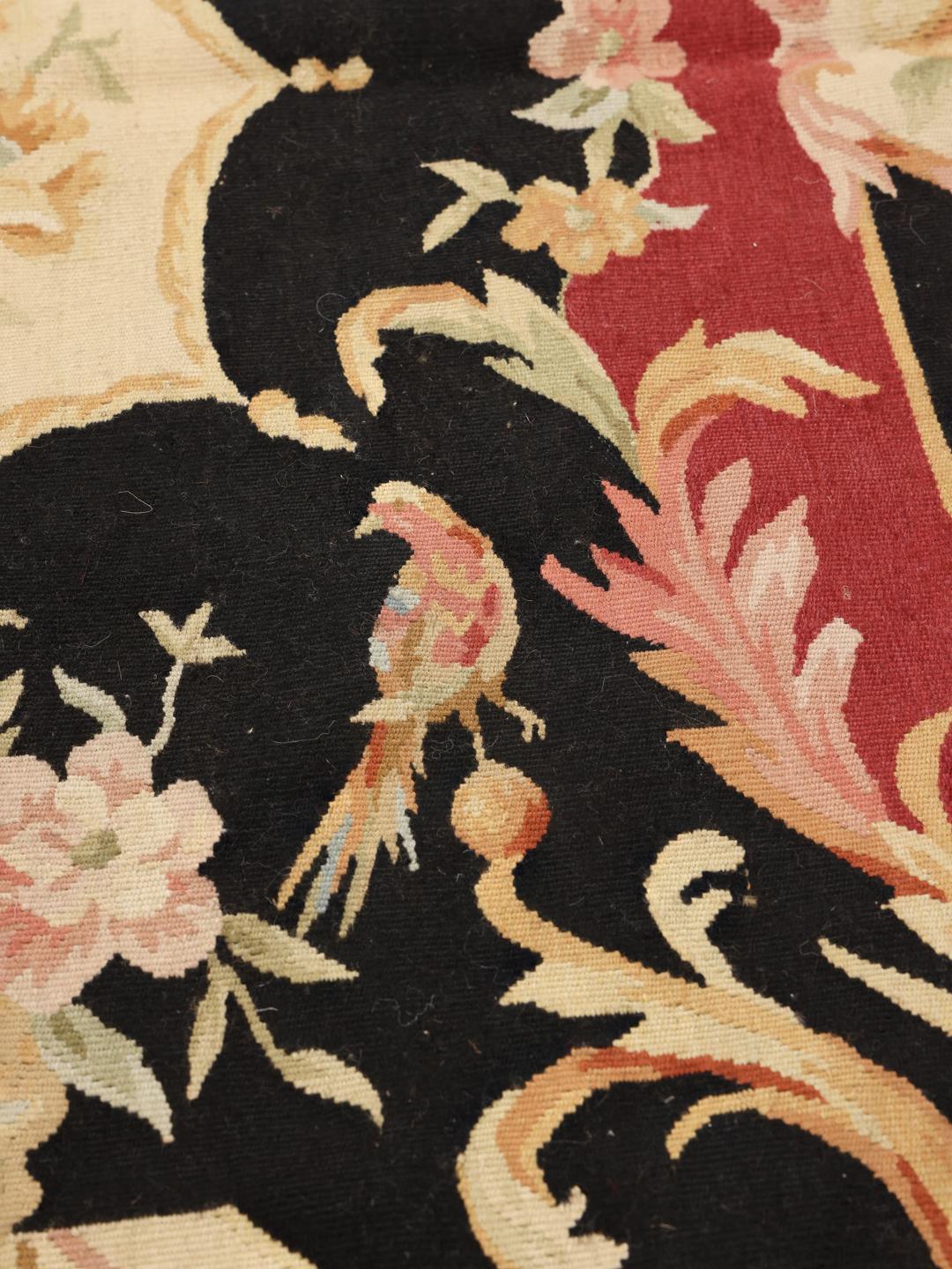 Handgeweven tapijt in Aubusson-stijl met bloemen- en vogelmotieven in multicolor.