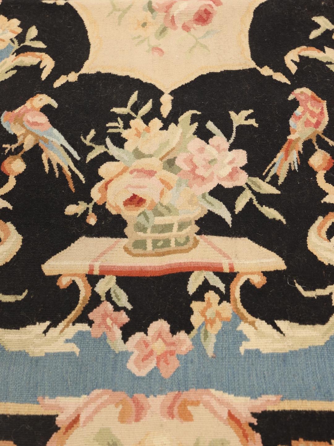 Håndvævet tæppe i Aubusson-stil fra Kina med blomstermotiver i flere farver.