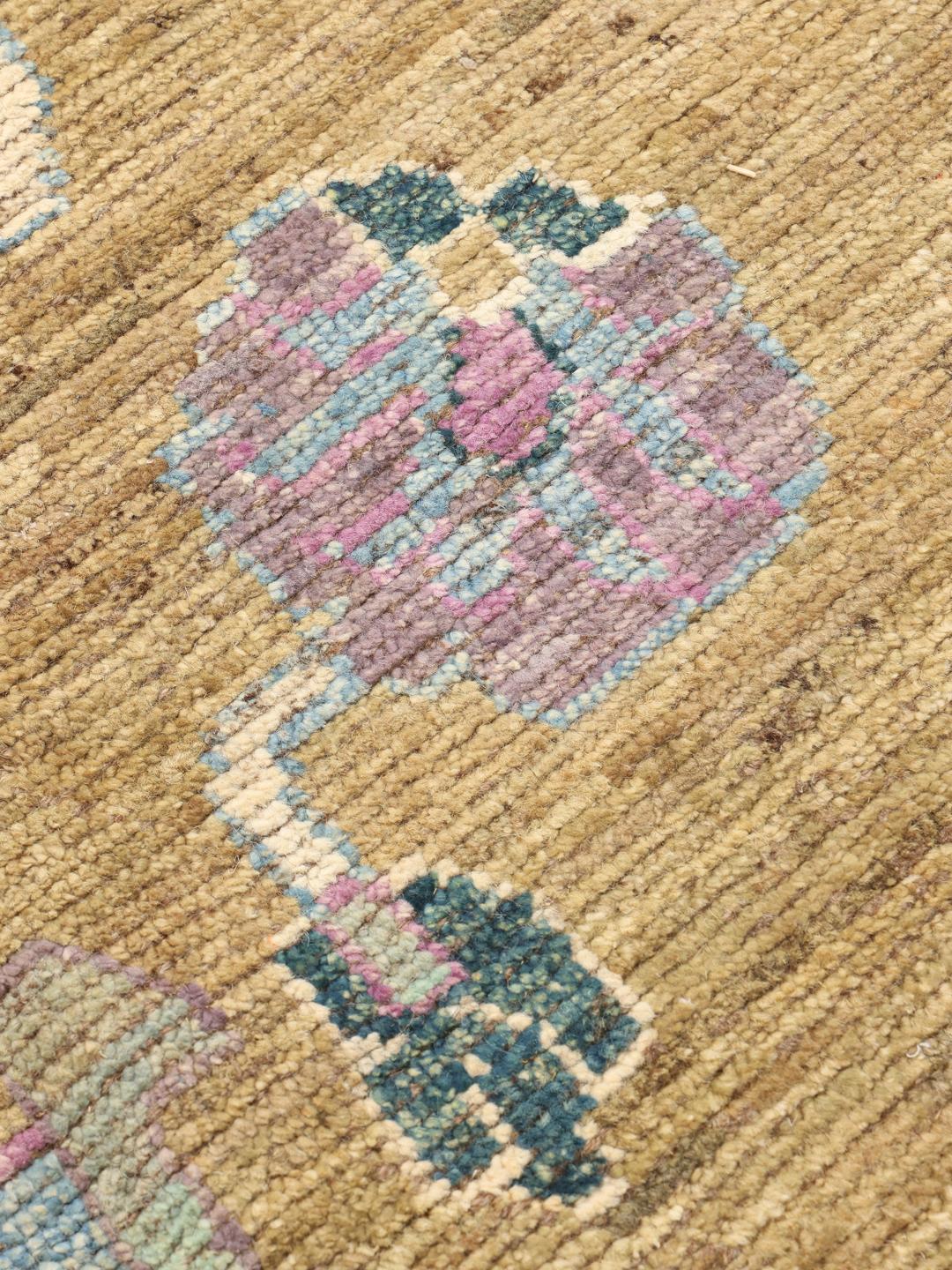 Alfombra afgana anudada a mano con motivos artísticos en beige y multicolor