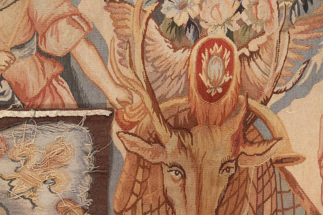 Et rektangulært tæppe i Aubusson-stil fra Kina i brune nuancer med et centralt medaljon og klassiske figurer.